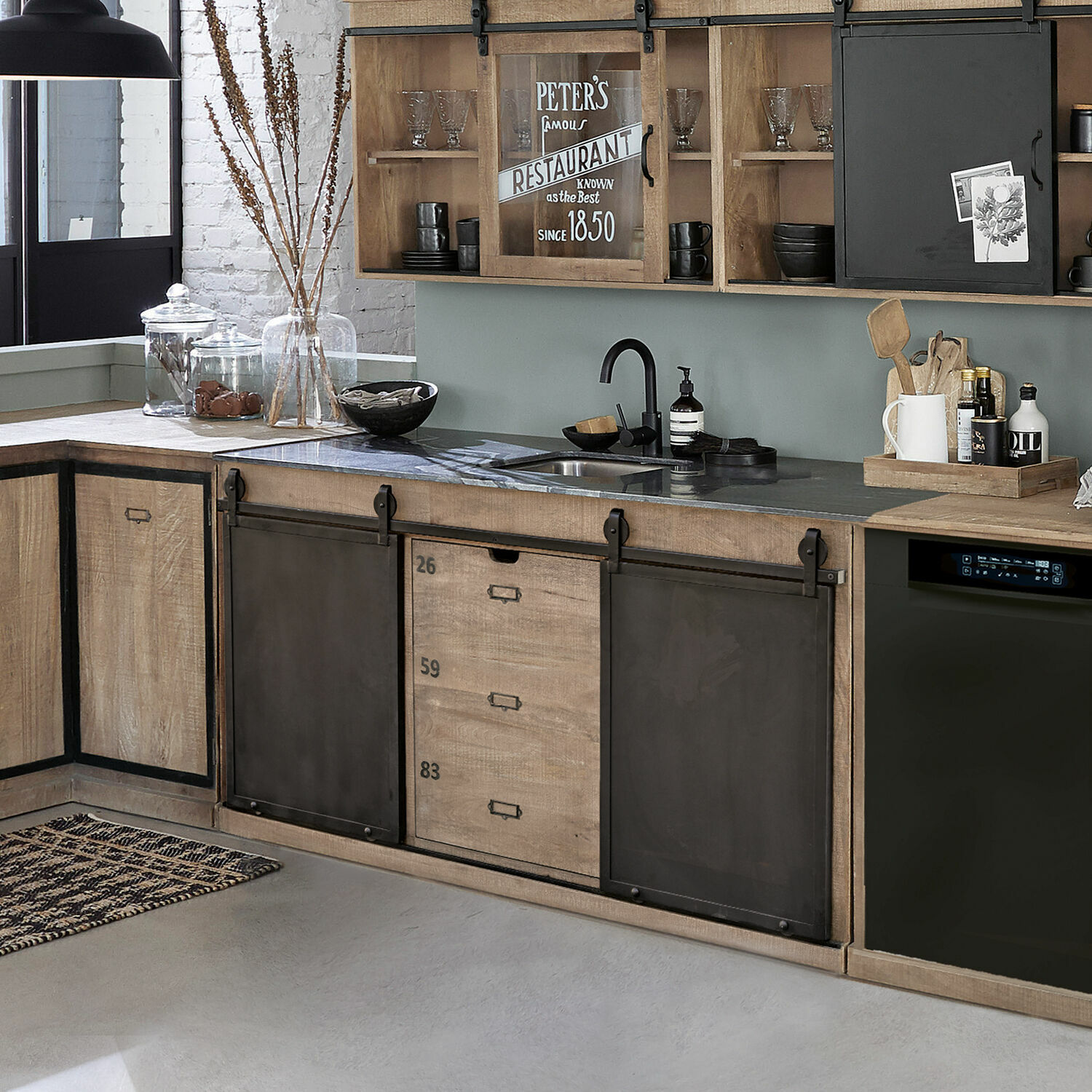 Küchenwaschtisch Oakland Küche mit Holzschränken und schwarzen Metall-Schiebetüren, moderner Industrie-Stil
