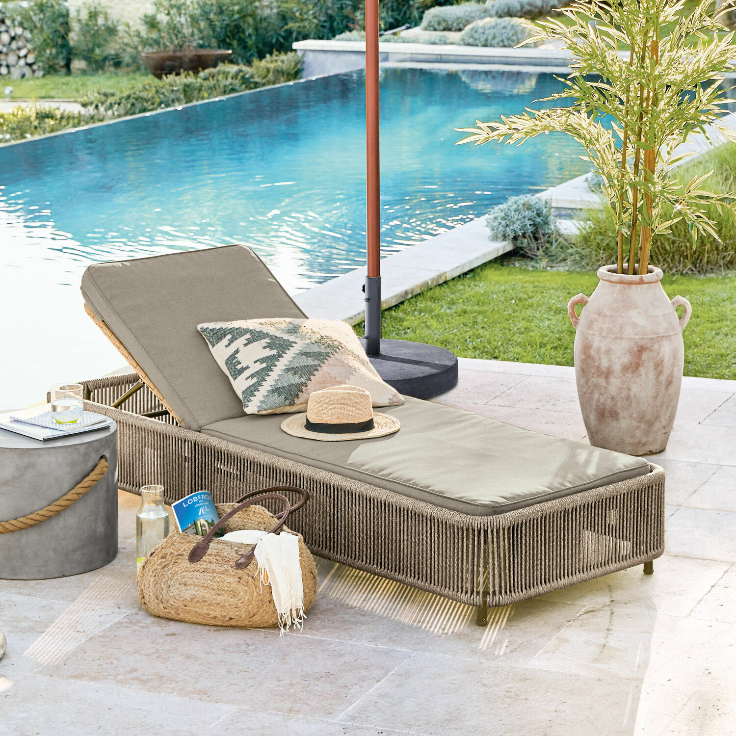Liege Huntville Gartenliege mit beigem Polster und geflochtenem Gestell am Pool, sommerliche Outdoor-Möbel