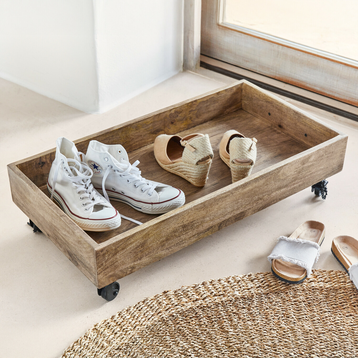 Schuhablage Taylors Island Holztablett auf Rollen mit weißen Sneakers und beigen Keilsandalen auf hellem Boden