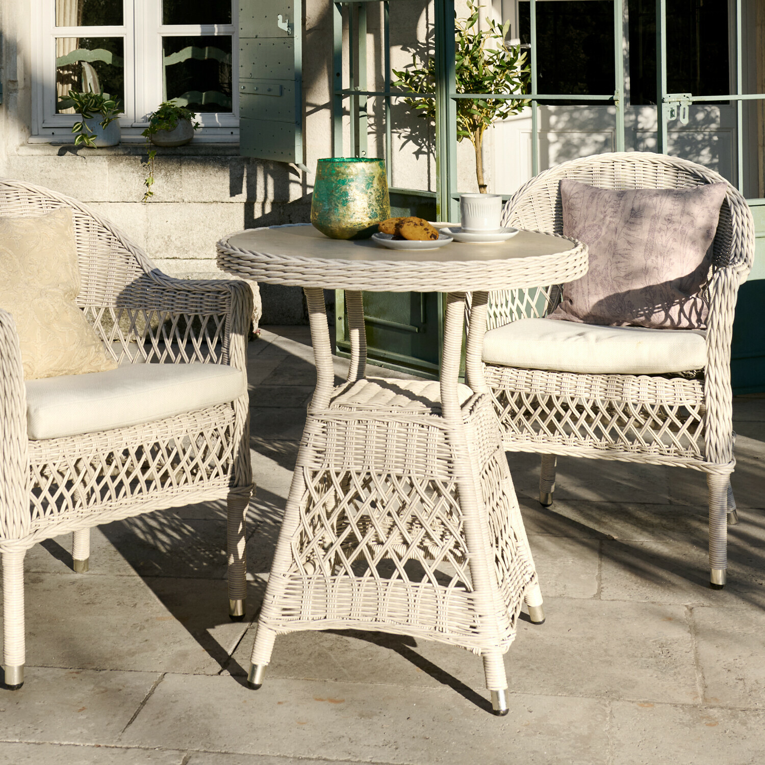 Tisch Solavine Weißes Rattan-Gartenmöbel-Set mit Kissen und Tisch für Terrasse oder Balkon