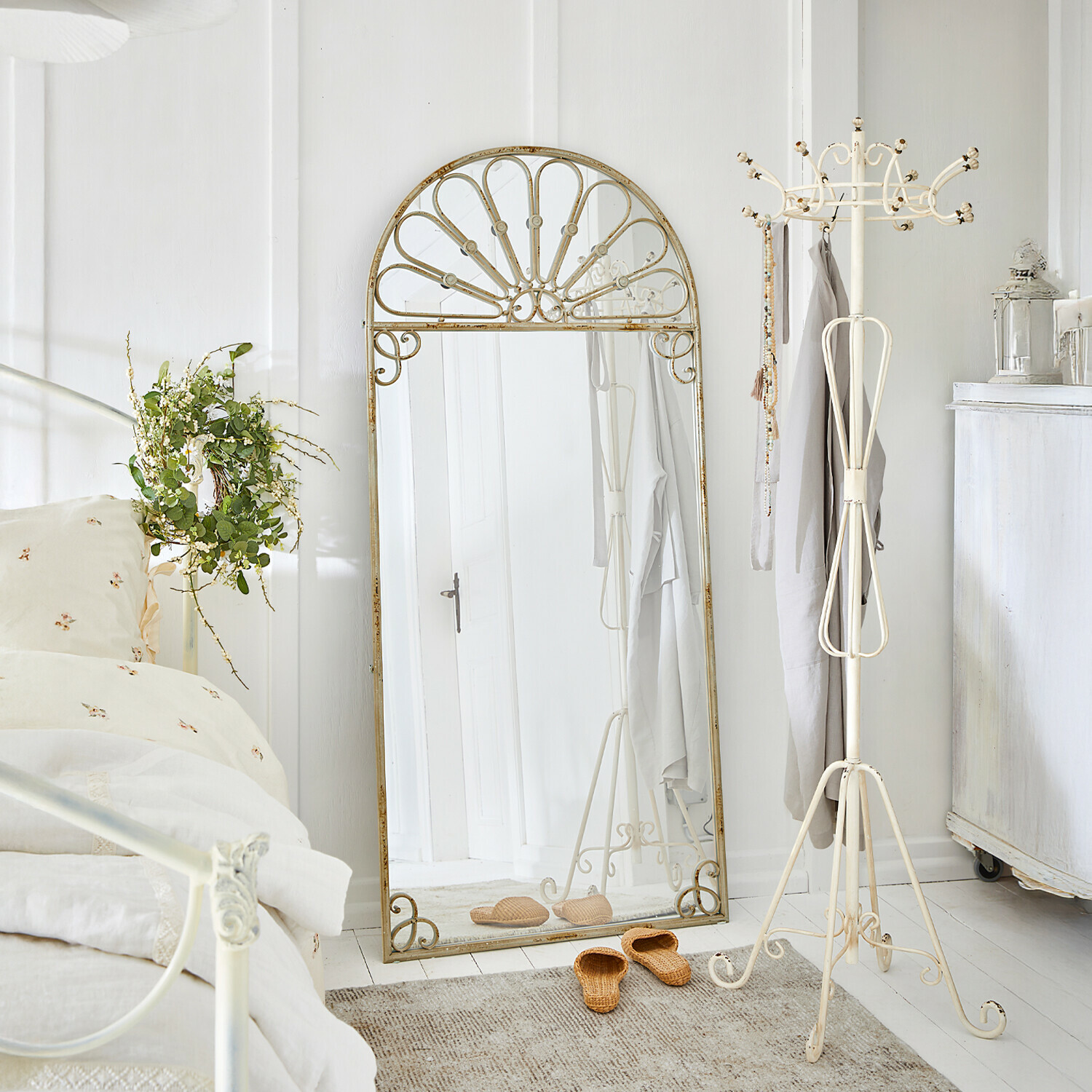 Großer Standspiegel mit cremefarbenem Metallrahmen im Vintage-Stil in hellem, gemütlichem Schlafzimmer