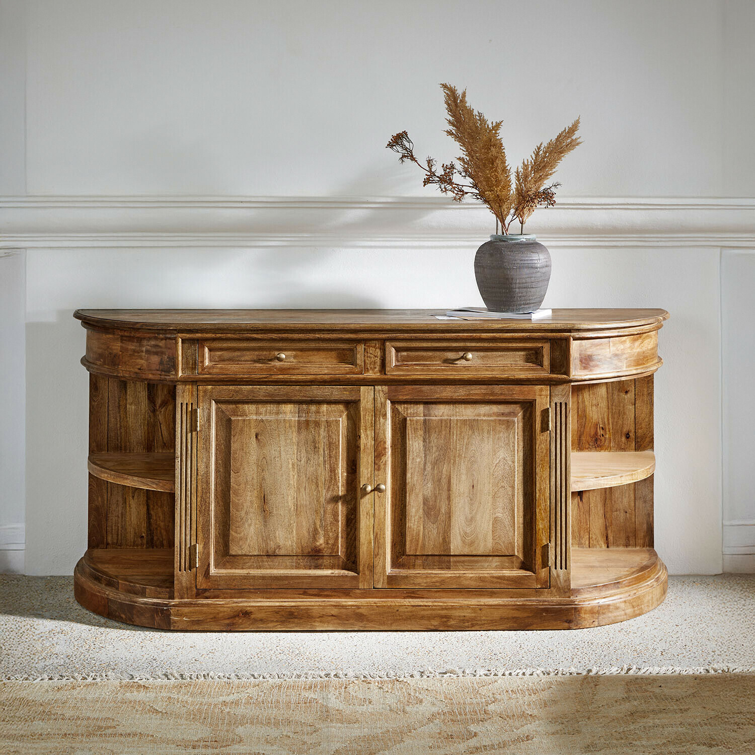 Sideboard Wendalique Massive Holzkommode in Naturholzfarbe mit offenen Regalen und Schubladen, dekorative Vase oben