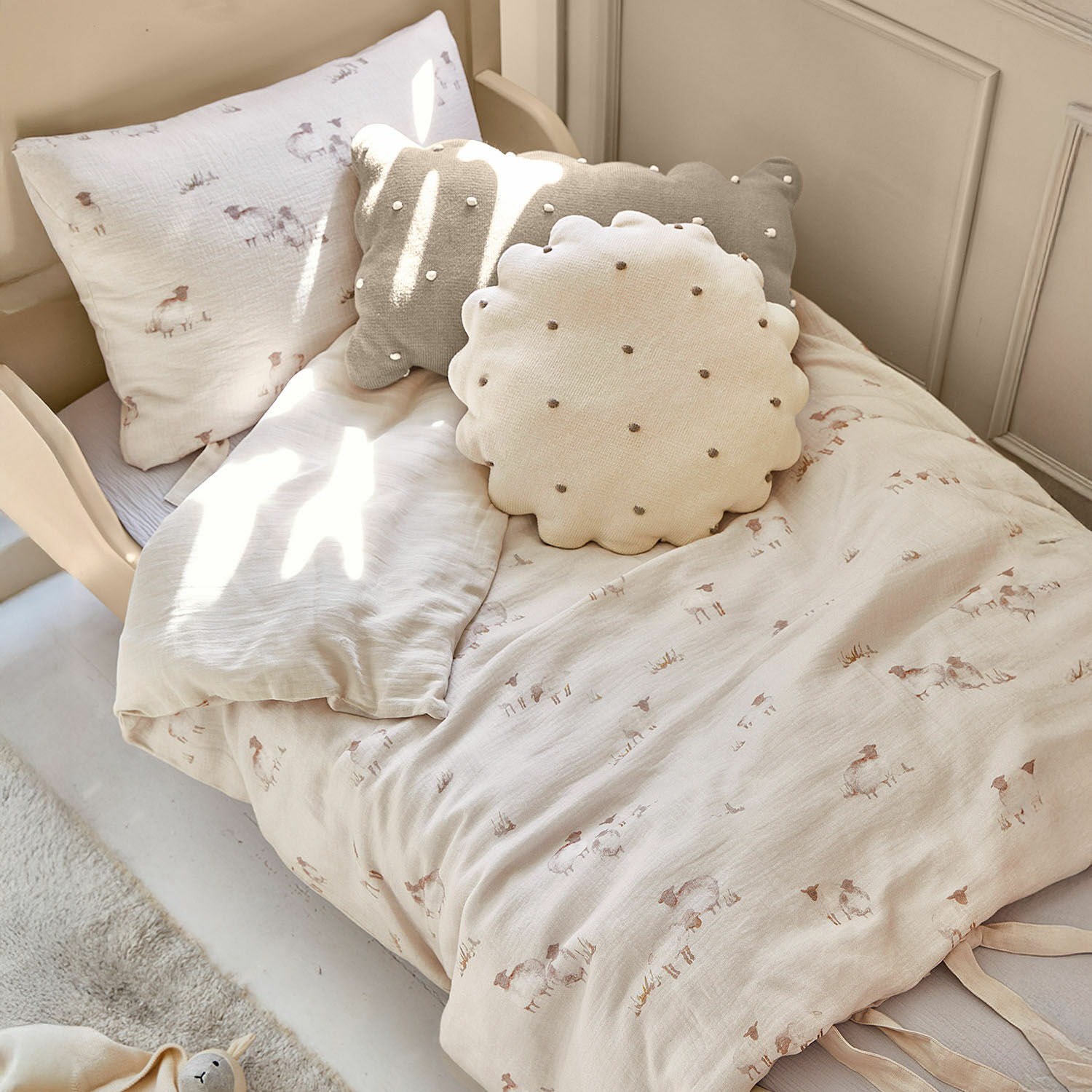Bettwäsche Erianna Kinderbettwäsche aus Baumwolle in hellem Beige mit Schafmuster und dekorativen Kissen