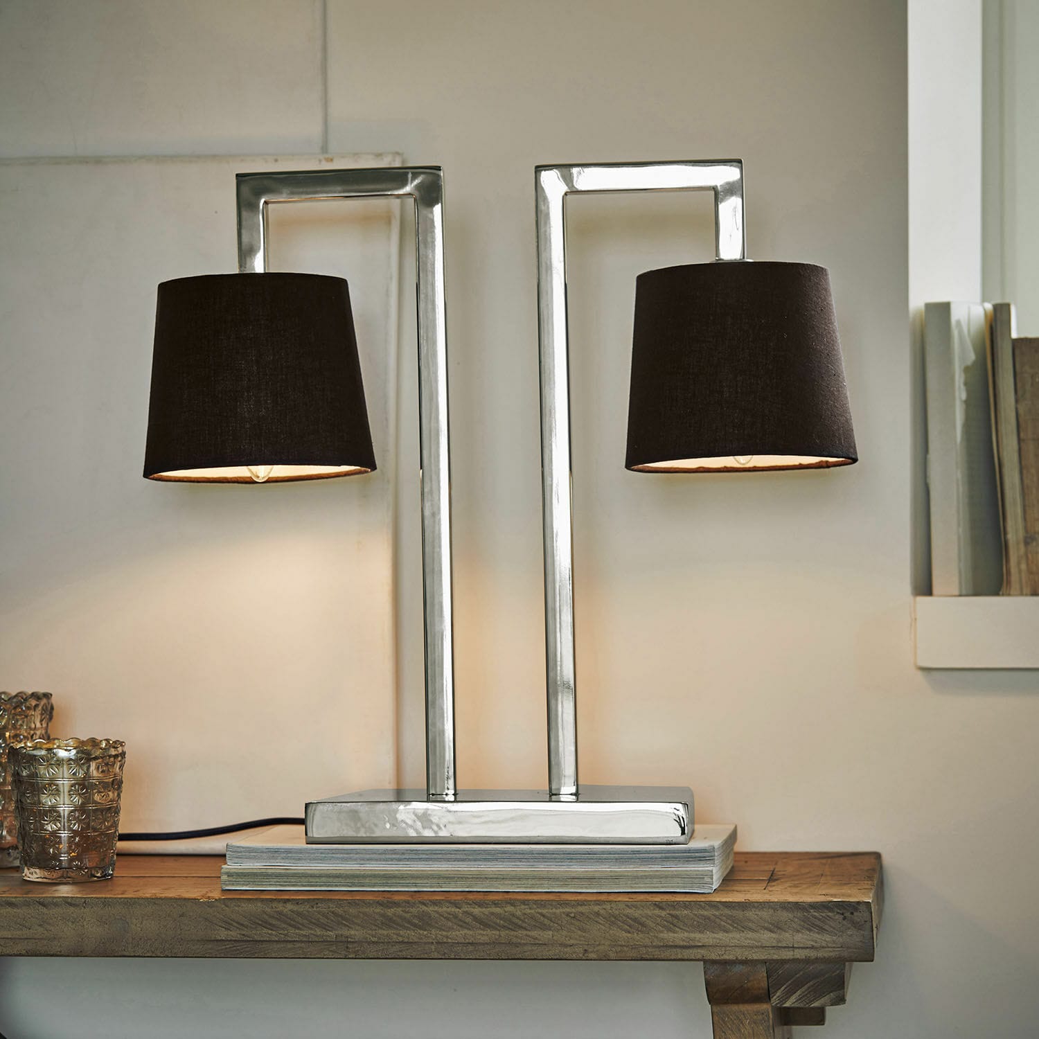 Tischlampe St. Clair Moderne Tischlampe mit Metallbasis und zwei schwarzen Lampenschirmen auf Holztisch