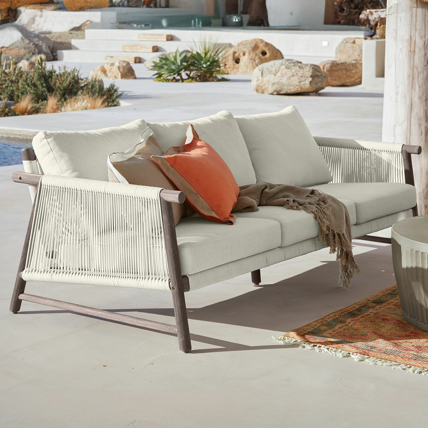 Sofa FSC®-100% Clarmontaine Moderne Outdoor-Sofa mit beigem Stoff und Holzrahmen, ideal zum Entspannen im Freien