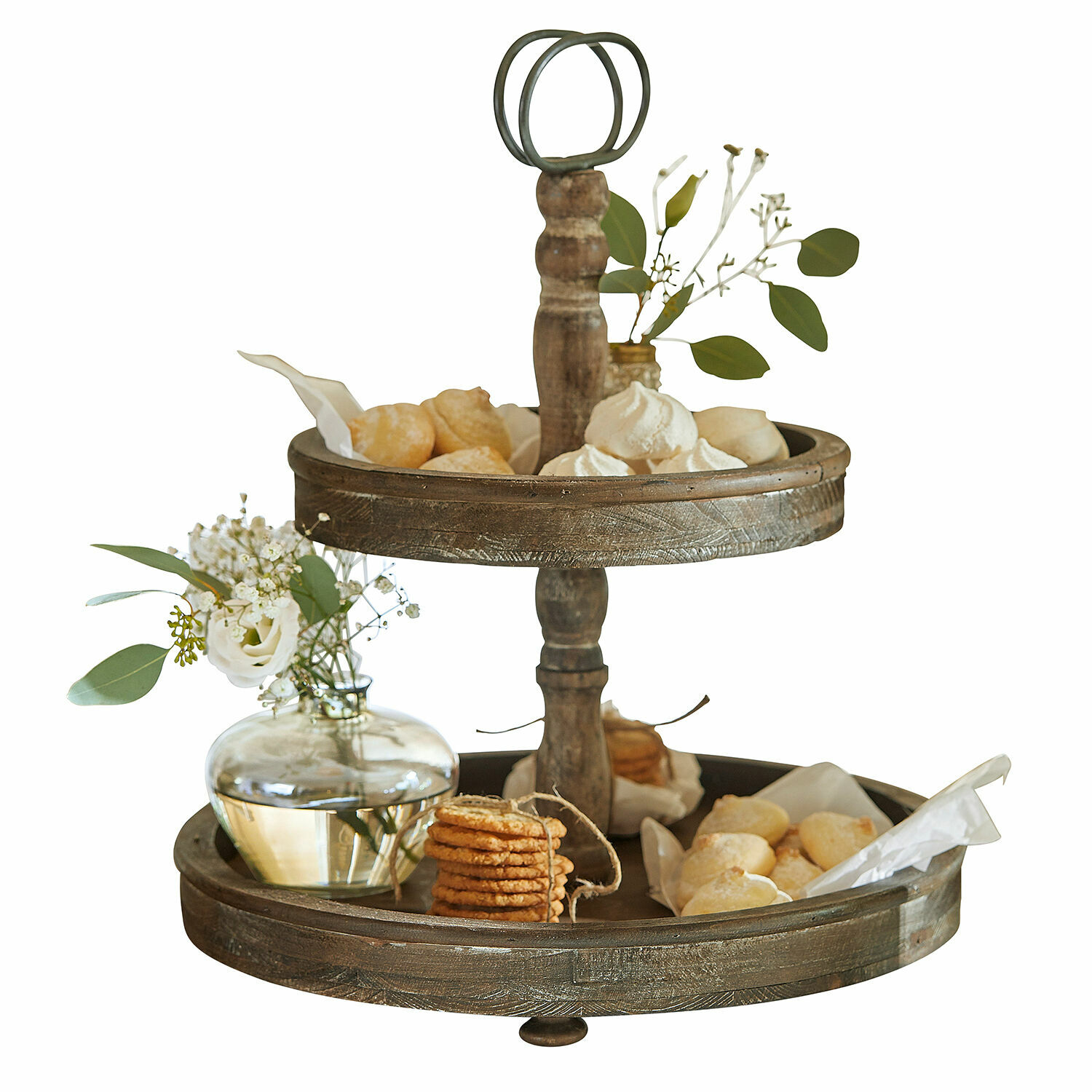 Etagere Amboise Zweistöckige braune Holzetagere mit Keksen und Blumenarrangement auf dem Tisch