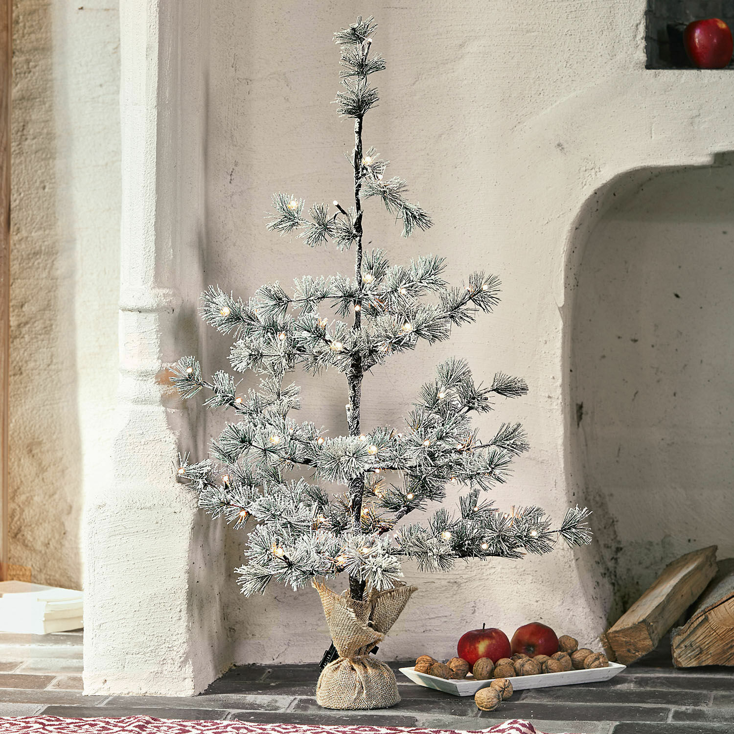 Weihnachtsbaum Falkirk Kleiner künstlicher Weihnachtsbaum mit schneebedeckten Zweigen und LED-Lichtern in Jutesack