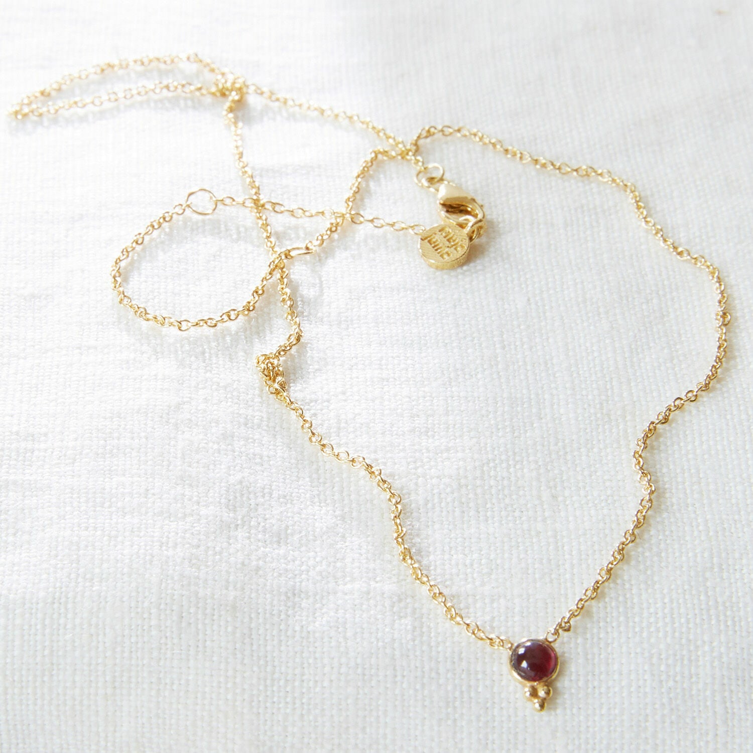 Kette Okala Feine goldene Halskette mit rotem Stein an zartem Kettchen, eleganter Damenschmuck