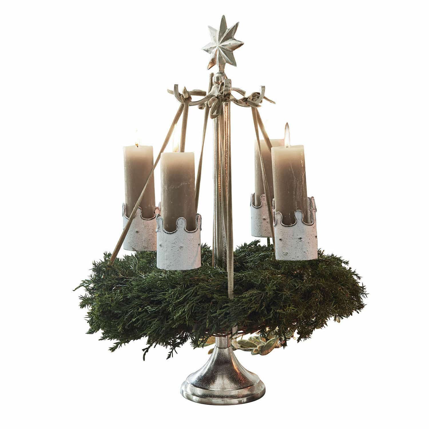Kranzständer Graham Metall-Adventskranz mit grünem Kranz und vier weißen Kerzen auf Ständer