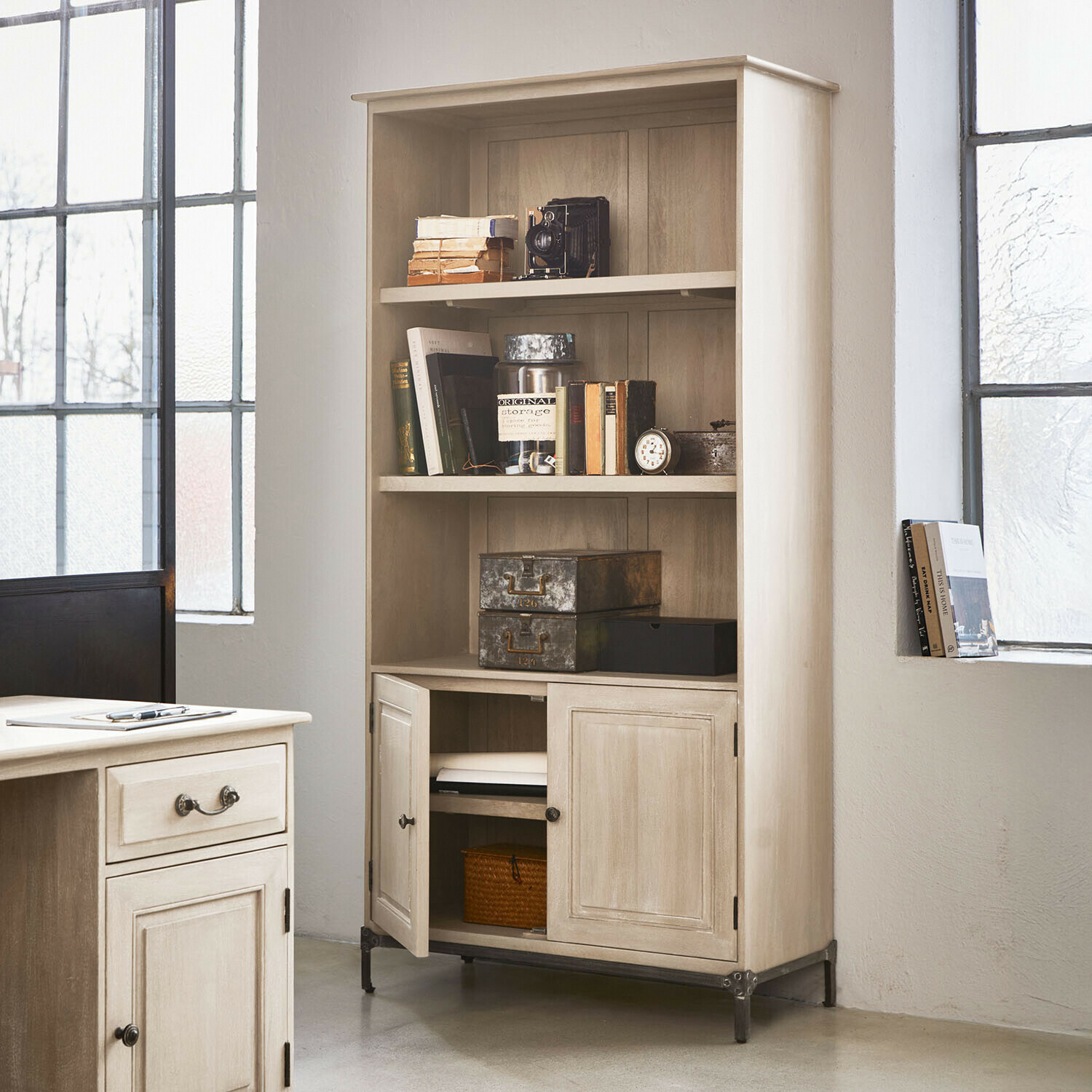Regal Aldrics Beige Holzschrank im Vintage-Stil mit Regalen und Schubladen zur Aufbewahrung von Büchern und Dekoration