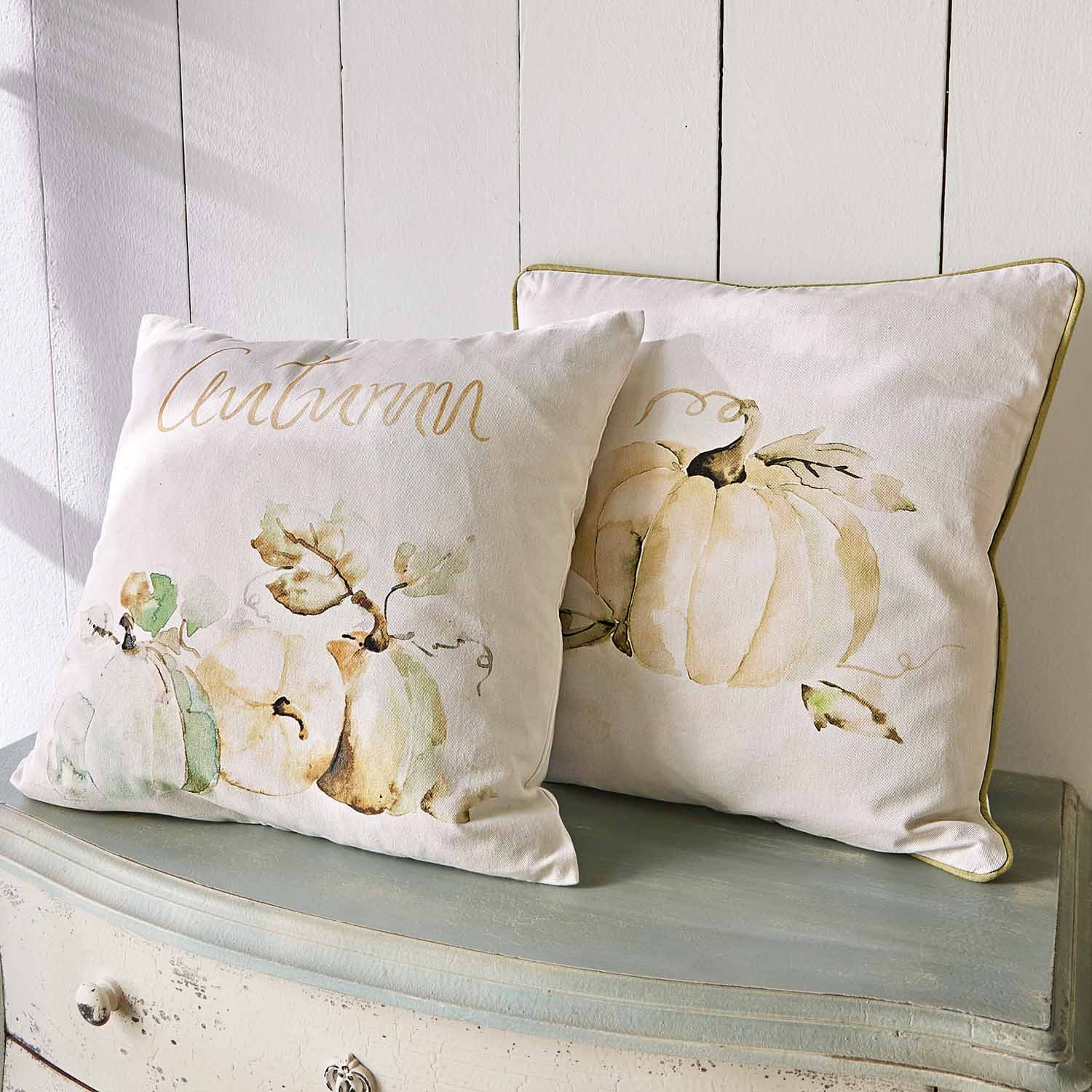Dekorative Baumwollkissen in Creme mit Kürbismotiv und Schriftzug autumn für Herbstdeko