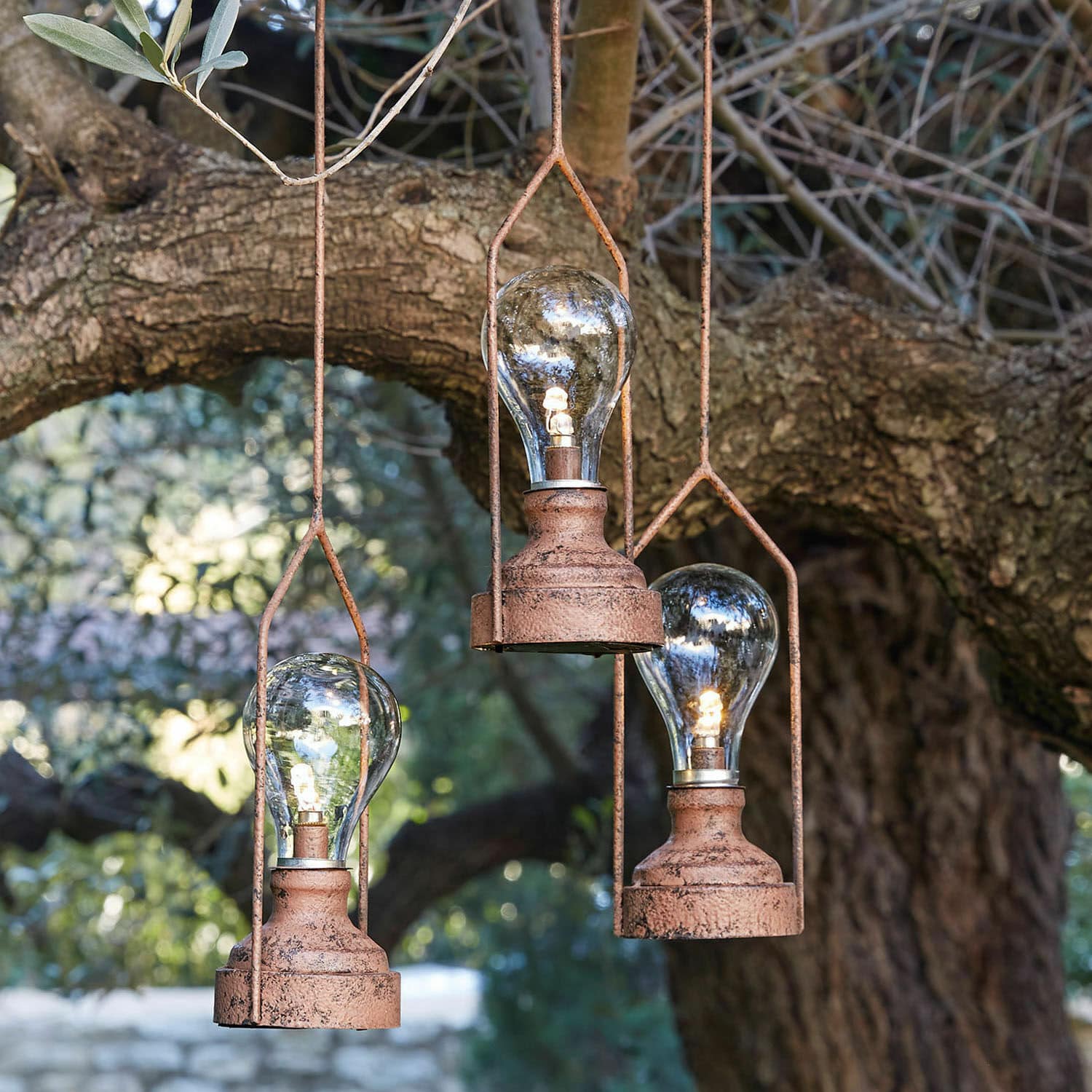 LED-Hängelaterne 3er Set Chambéry Drei hängende Lampen aus rostigem Metall mit LED-Glühbirnen vor einem Baum, dekorative Gartenbeleuchtung
