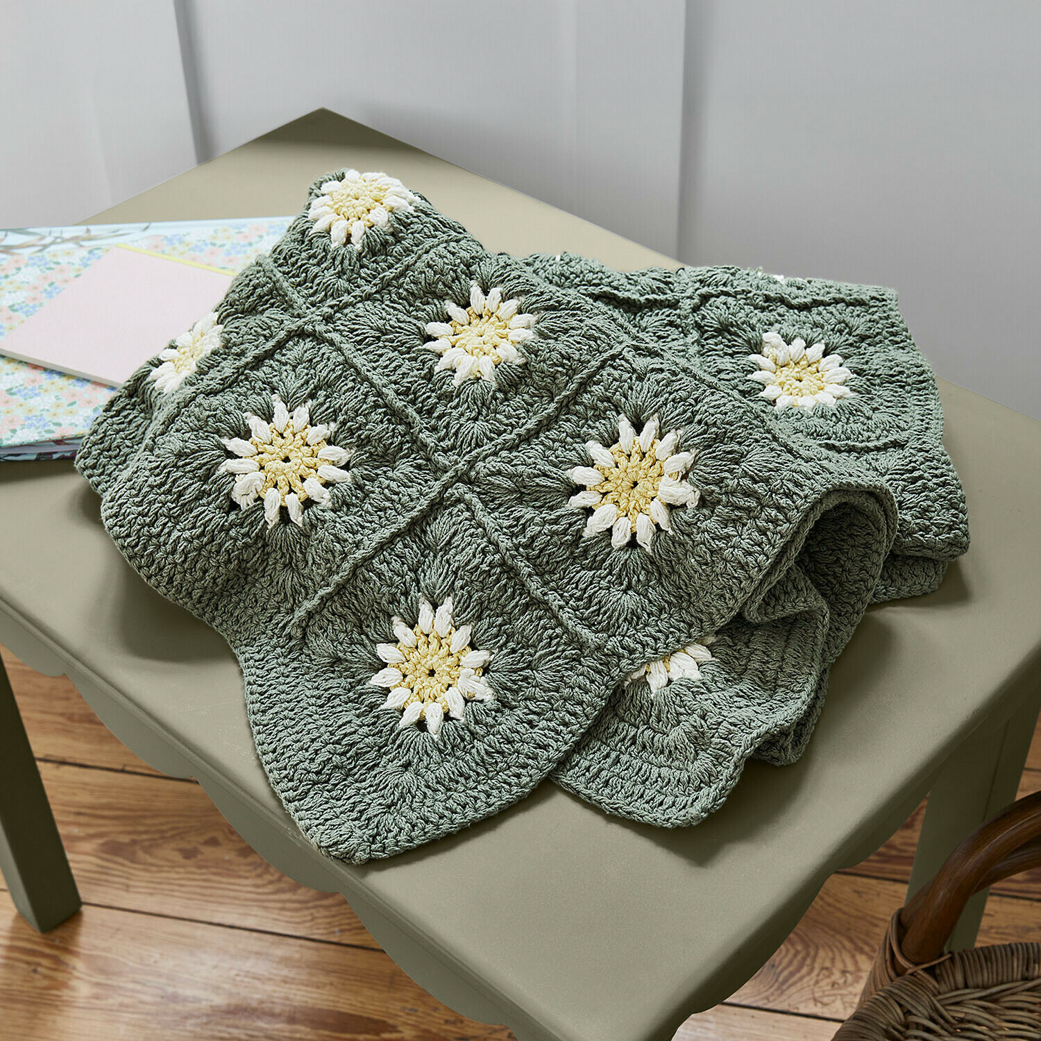 Plaid Poppeline Handgehäkelte grüne Decke mit weißen Blumenmustern, weich und dekorativ für Zuhause