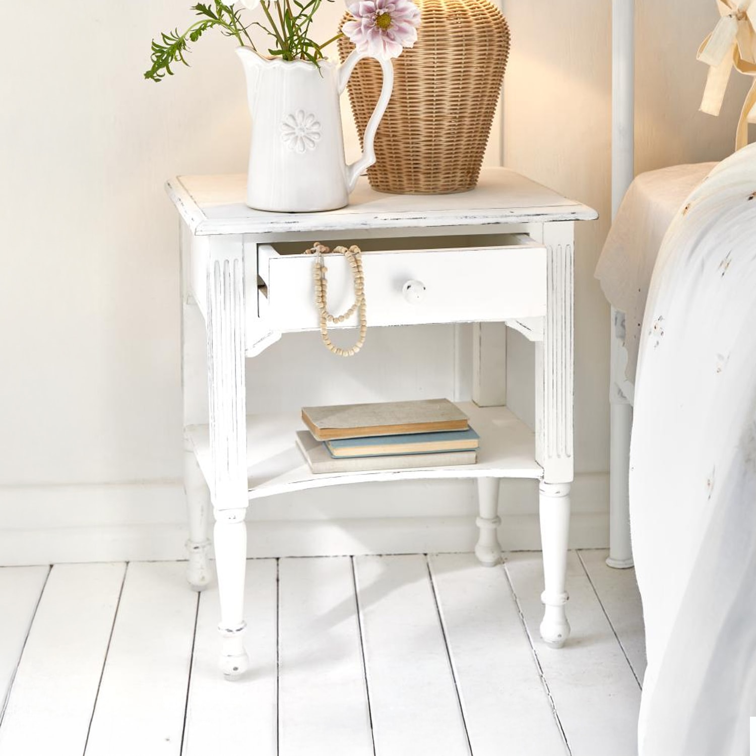 Weißer Holznachttisch mit Schublade und Ablage, dekoriert mit Vase und Korb aus Weide, Vintage-Stil