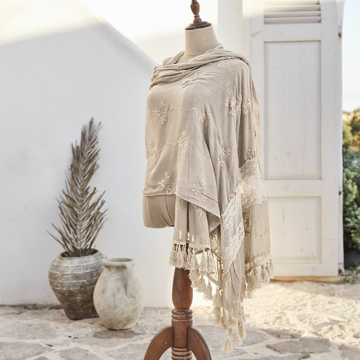 Schal Eloise Beiger bestickter Schal mit Spitze auf Schaufensterpuppe, leichter Stoff, dekoratives Accessoire
