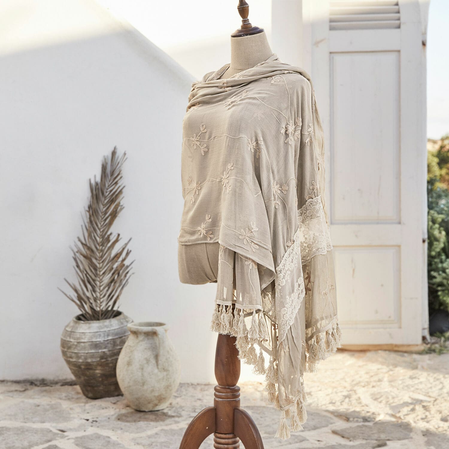Schal Eloise Beiger bestickter Schal mit Spitze auf Schaufensterpuppe, leichter Stoff, dekoratives Accessoire
