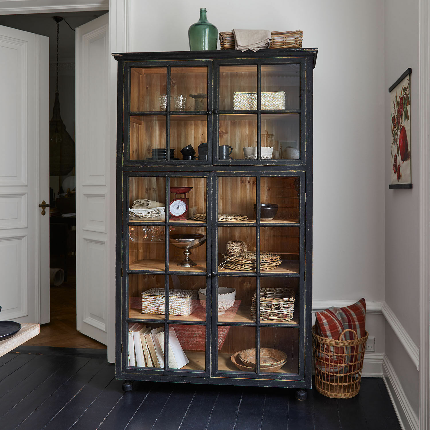 Schrank Bellac Schwarzer Holzvitrinenschrank mit Glastüren und natürlichem Innenraum im rustikalen Stil mit Dekoration