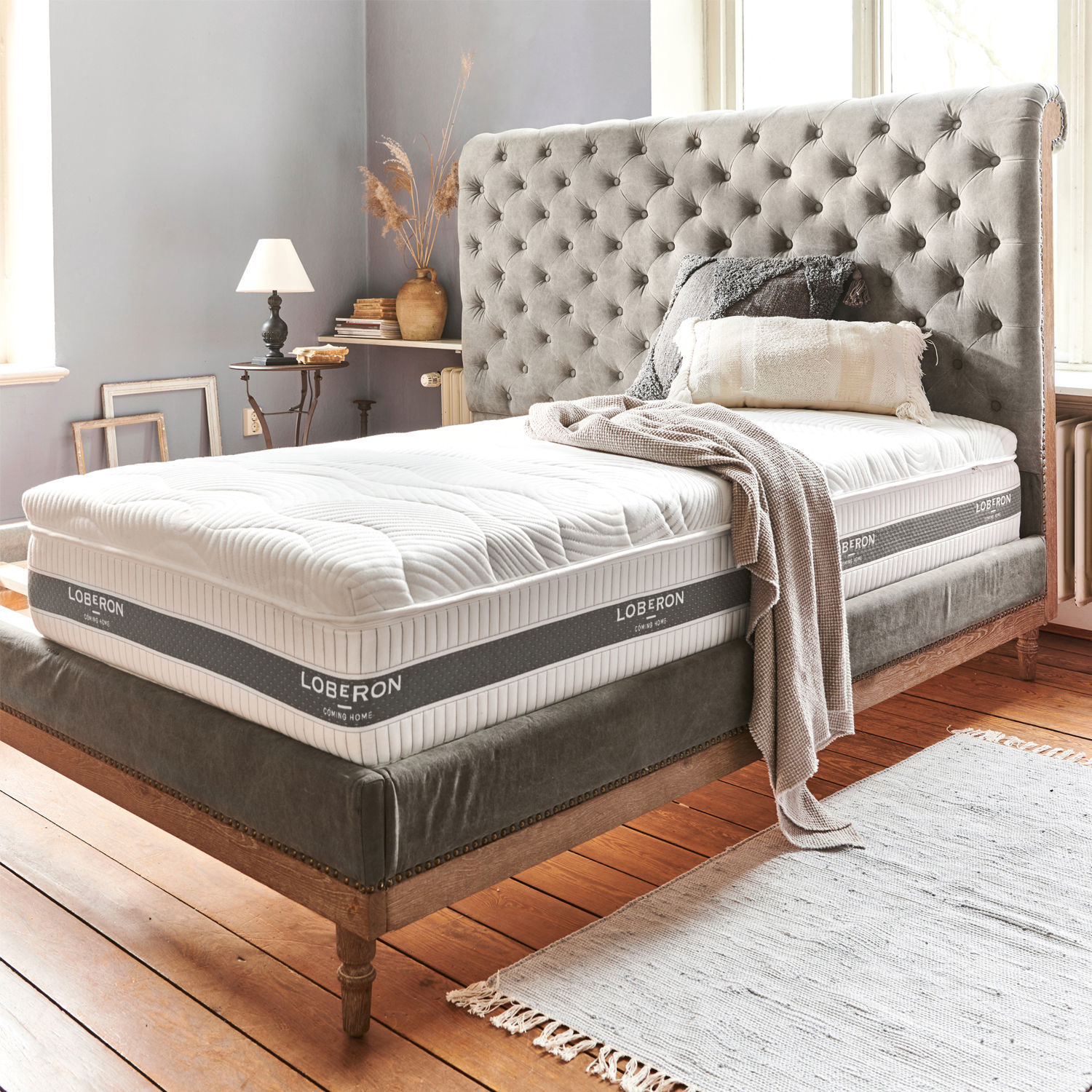 Matratze mit Topper 90x200 Malcom Gepolstertes Bett mit grauem, gestepptem Kopfteil und weißer Loberon-Matratze im Vintage-Stil
