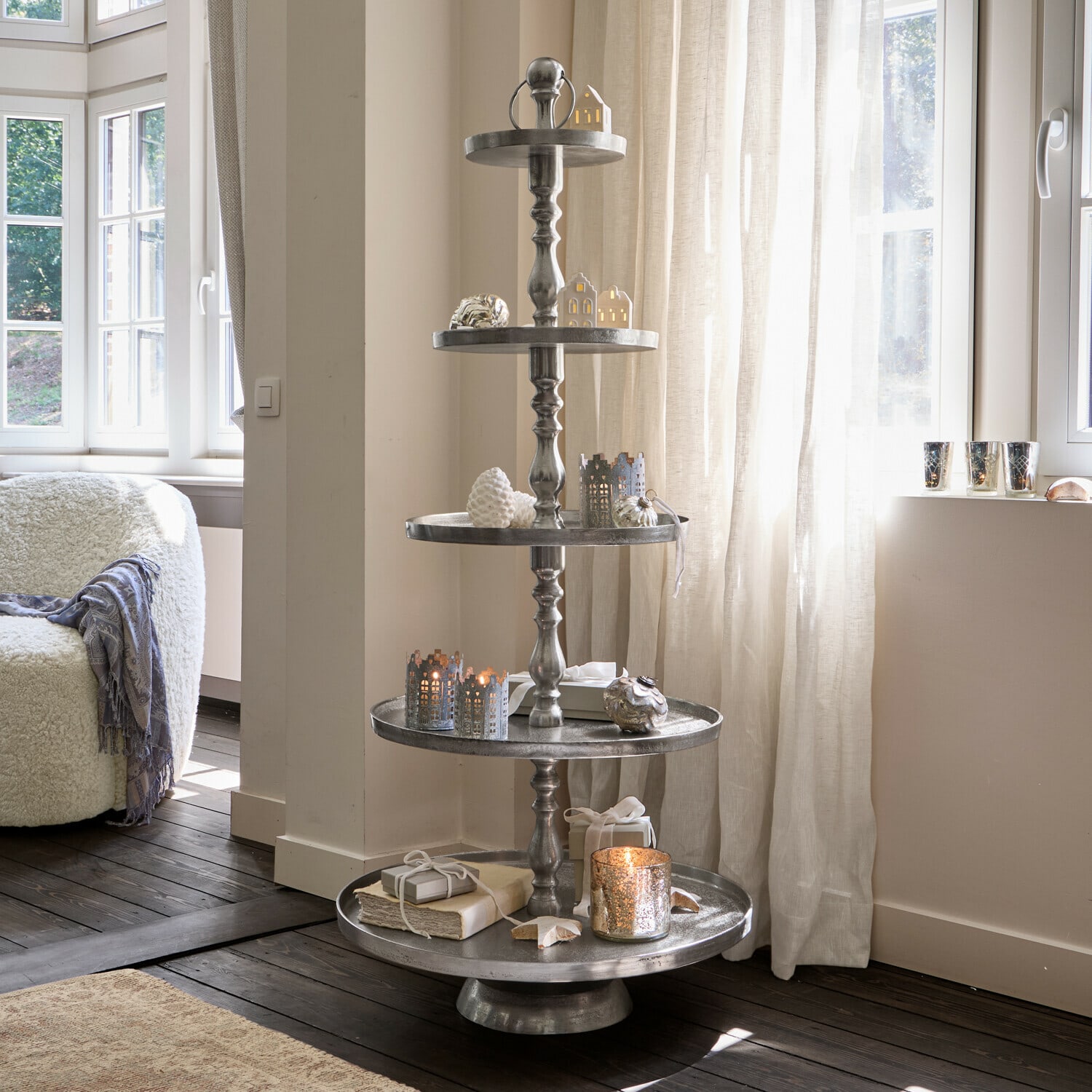 Etagere Magonie Fünfstufige Metall-Weihnachtsdekoration mit grünen Zweigen und goldenen Kugeln im Wohnzimmer