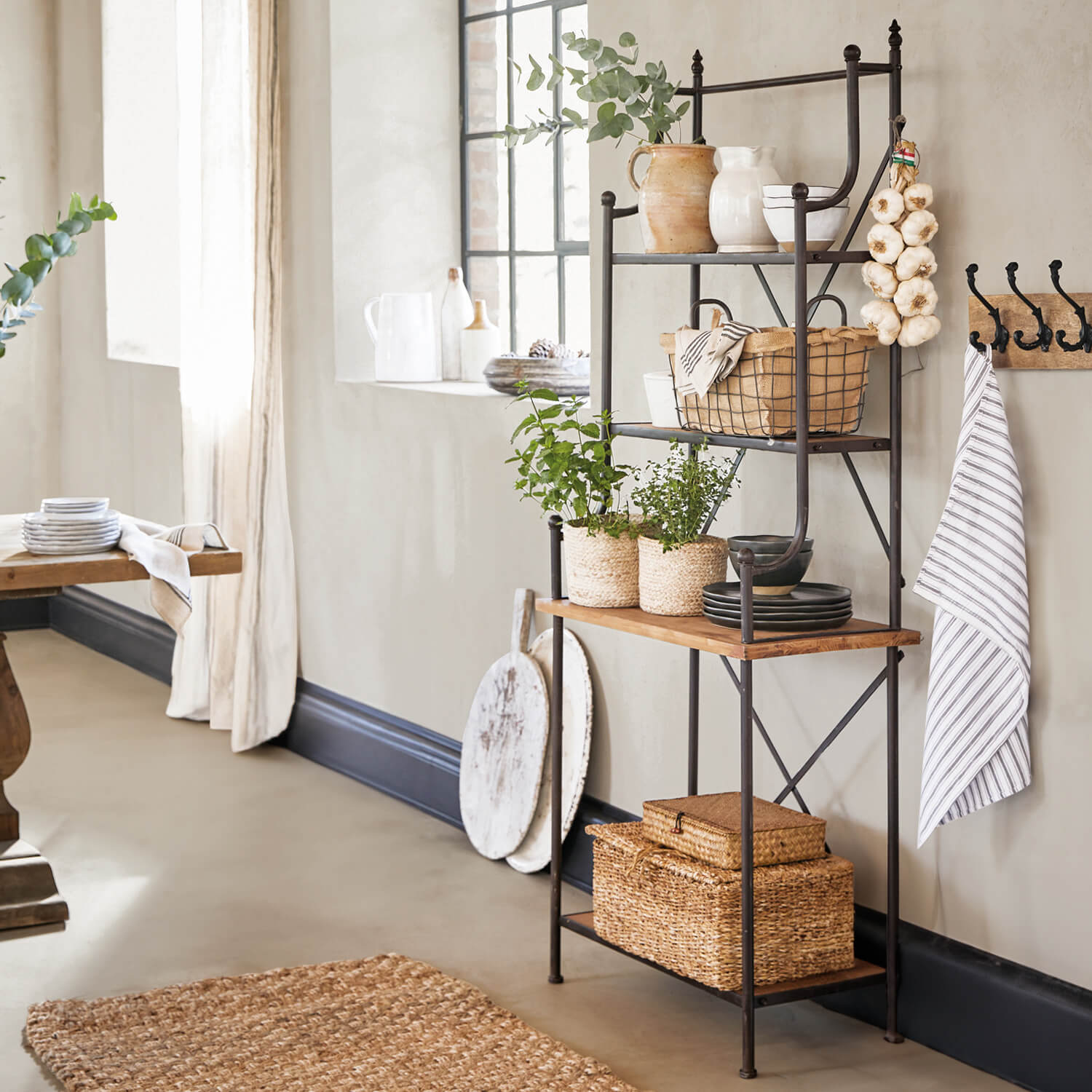 Metall-Küchenregal mit Holzablagen und natürlichen Dekorationen für praktischen Stauraum
