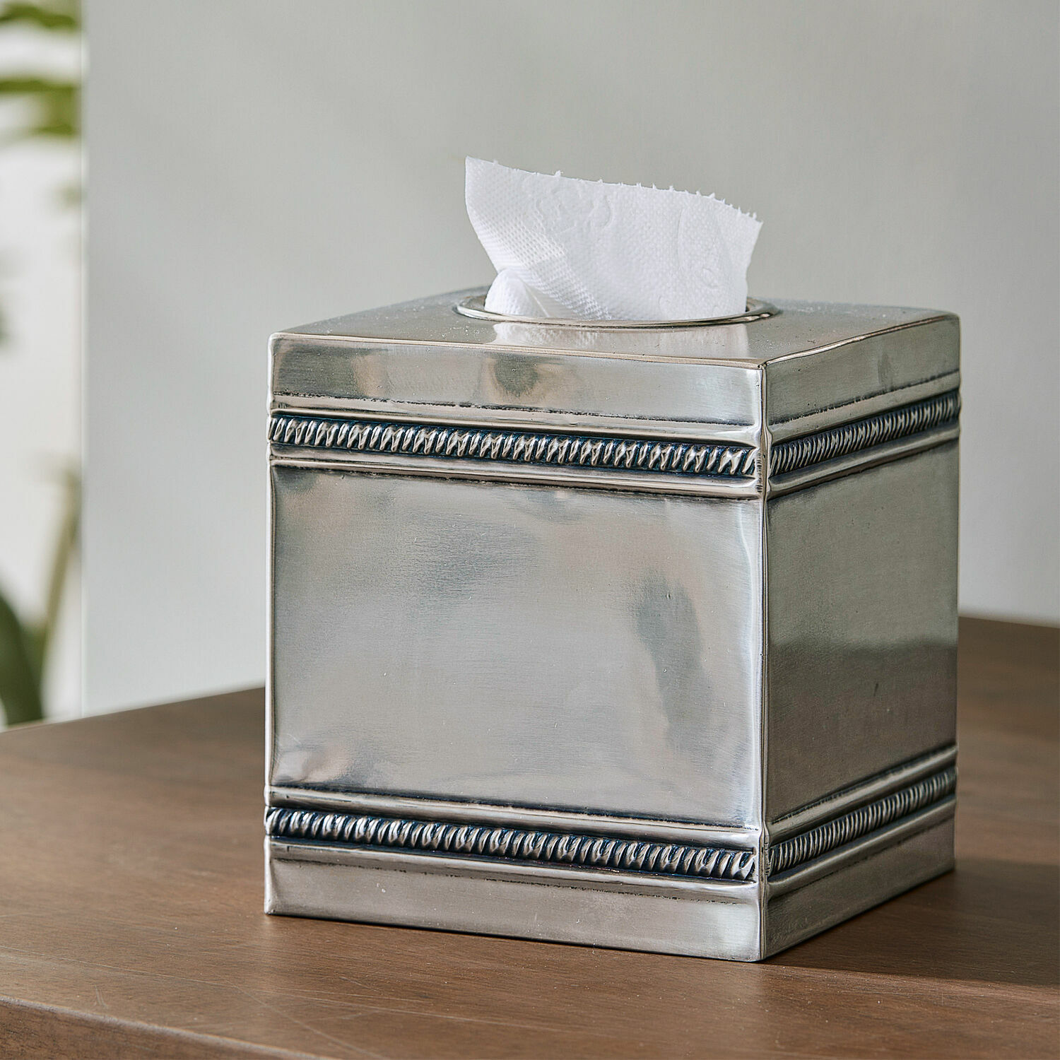 Taschentuchbox Semoine Metallene, silberne Taschentuchbox mit dekorativem Muster an den Kanten auf Holztisch