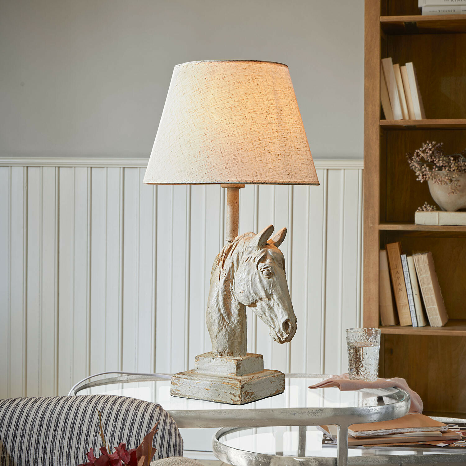 Tischlampe mit weißer Keramikbasis in Pferdekopf-Form und cremefarbenem Lampenschirm