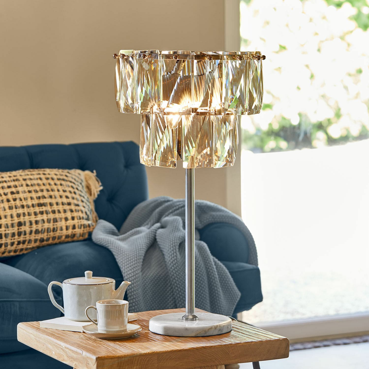 Tischlampe Crystalford Tischlampe mit Kristallelementen und Marmorfuß in modernem Wohnzimmer
