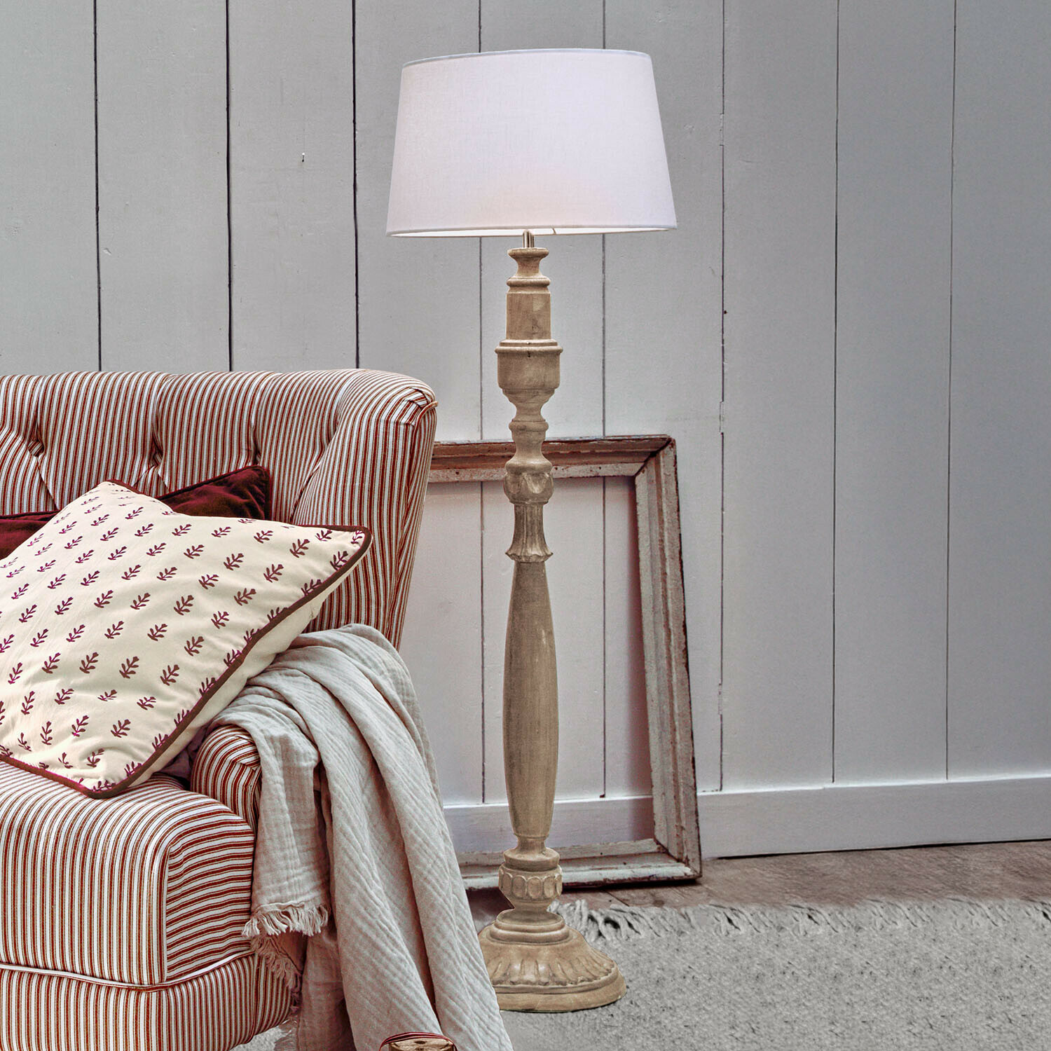 Stehlampe aus hellem Holz mit weißem Lampenschirm, klassisches Design für Wohnzimmer