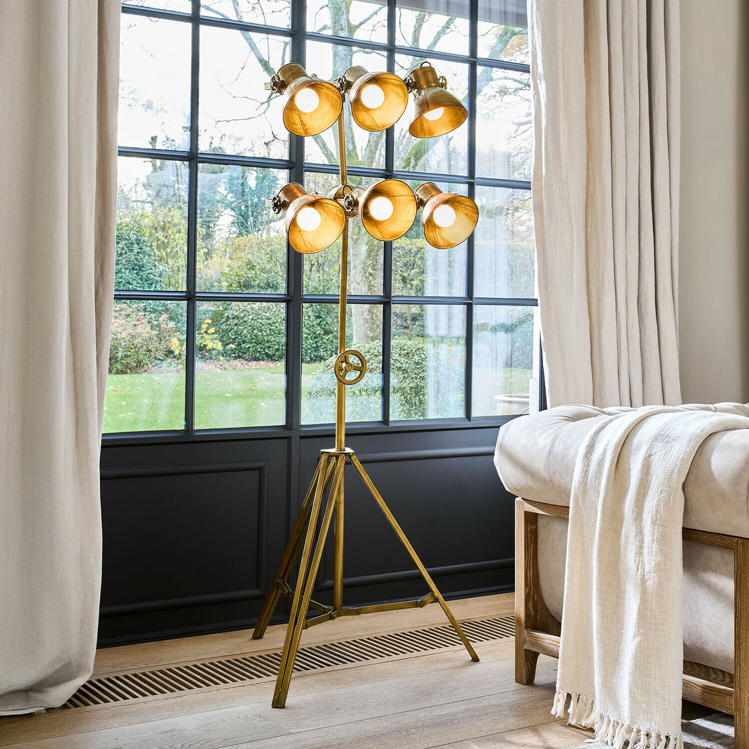 Stehlampe Venshire Stehlampe mit sechs goldfarbenen Metalllampenschirmen auf dreibeinigem Gestell im Industrie-Design