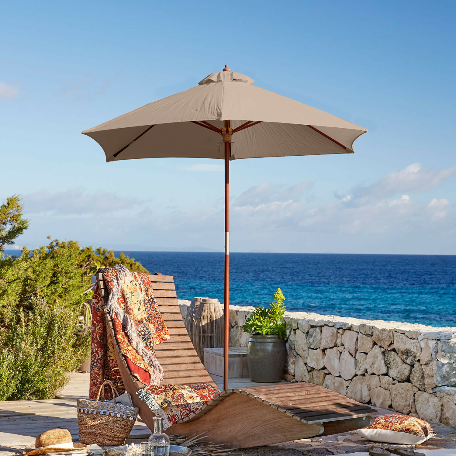 Sonnenschirm Enfield Holzliege mit beigem Sonnenschirm und buntem Plaid am Meer, Terrassenmöbel für Garten