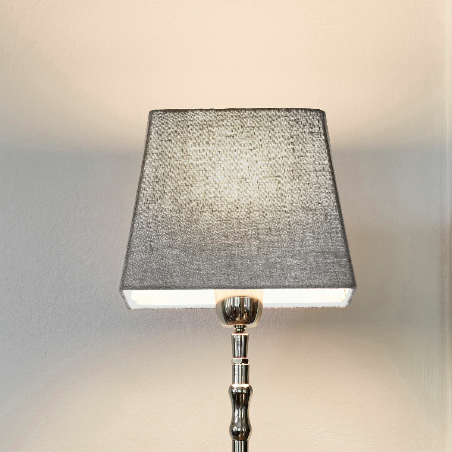 Lampenschirm Linderas Tischlampe mit Metallfuß und grauem Stoffschirm, modernes Wohnraumlicht mit elegantem Design