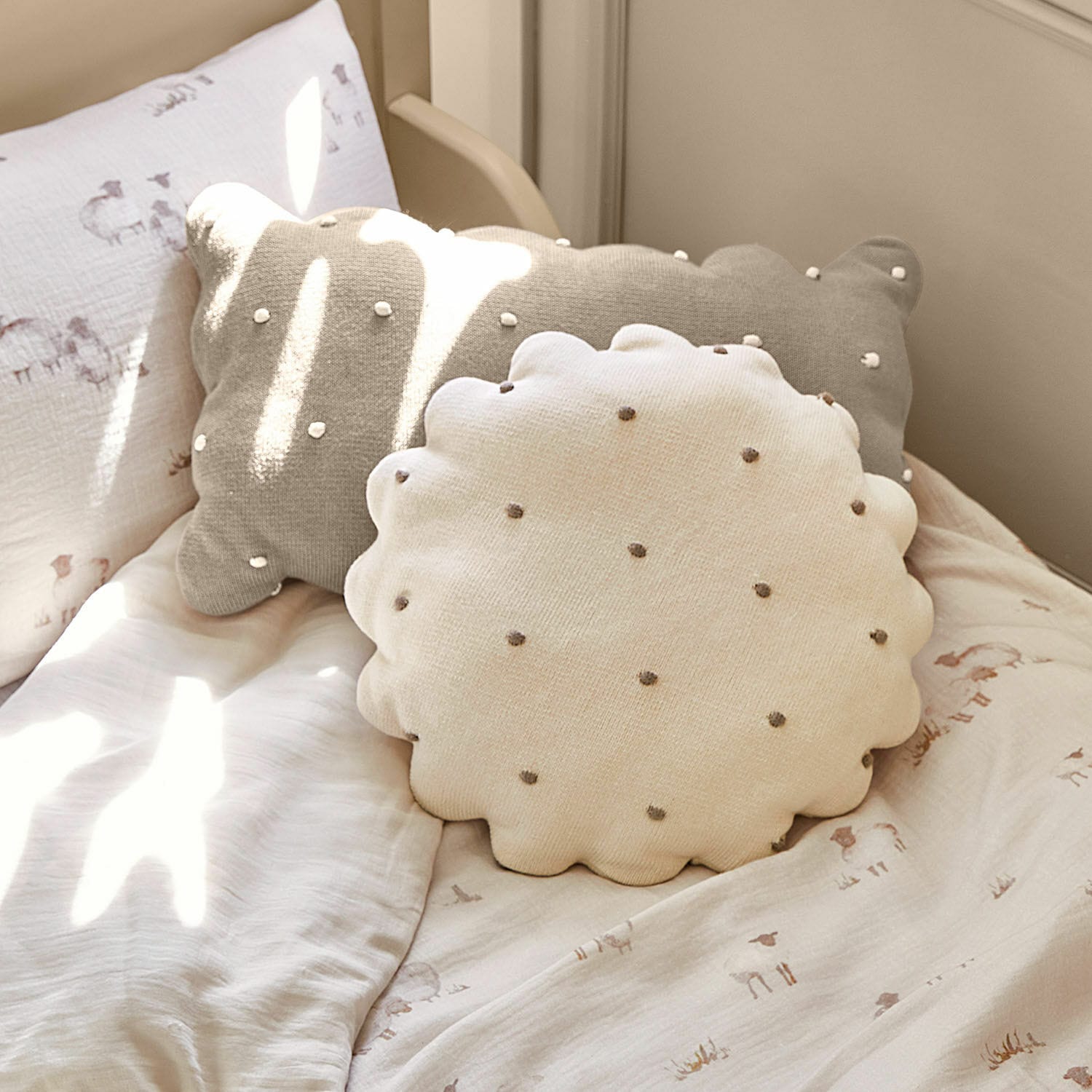 Kissen 2er Set Saphie Runde und rechteckige Dekokissen aus Baumwolle in Beige und Grau auf hellem Bett