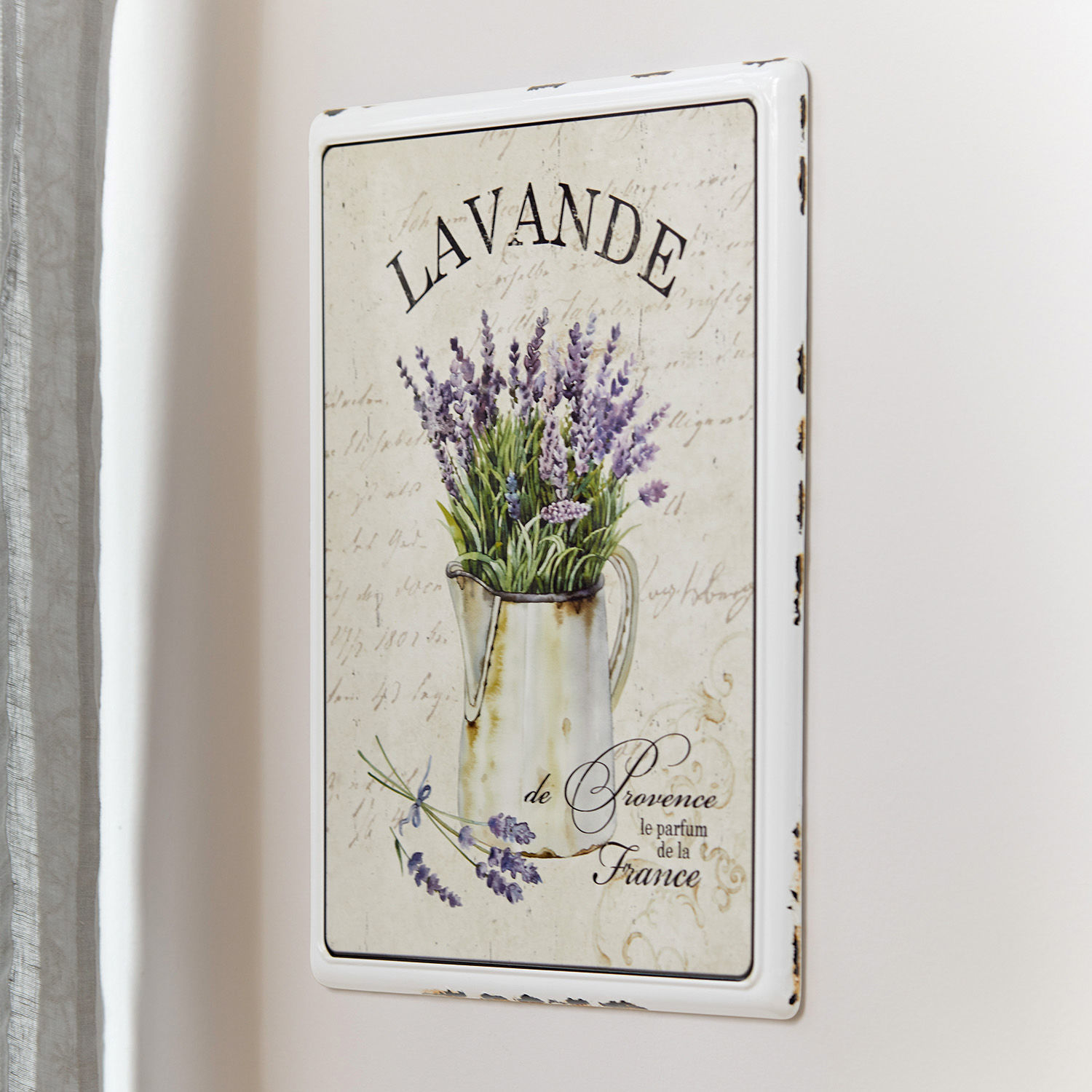 Dekoboard Lavande Metall-Wandtafel mit Lavendelmotiv in Kanne im provenzalischen Stil, weiß-violett