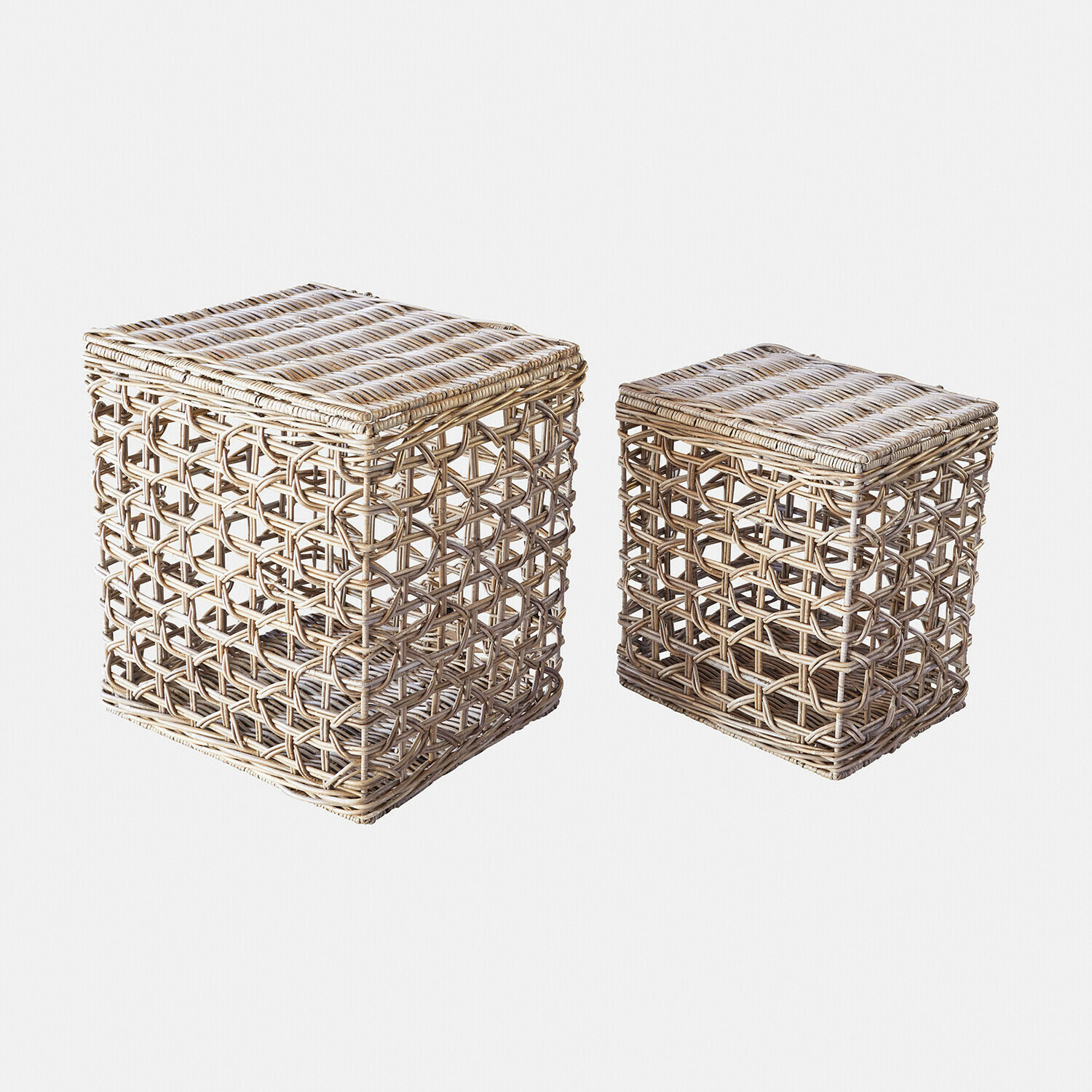 Set aus zwei quadratischen Rattankörben in Naturfarbe für Aufbewahrung und Dekoration