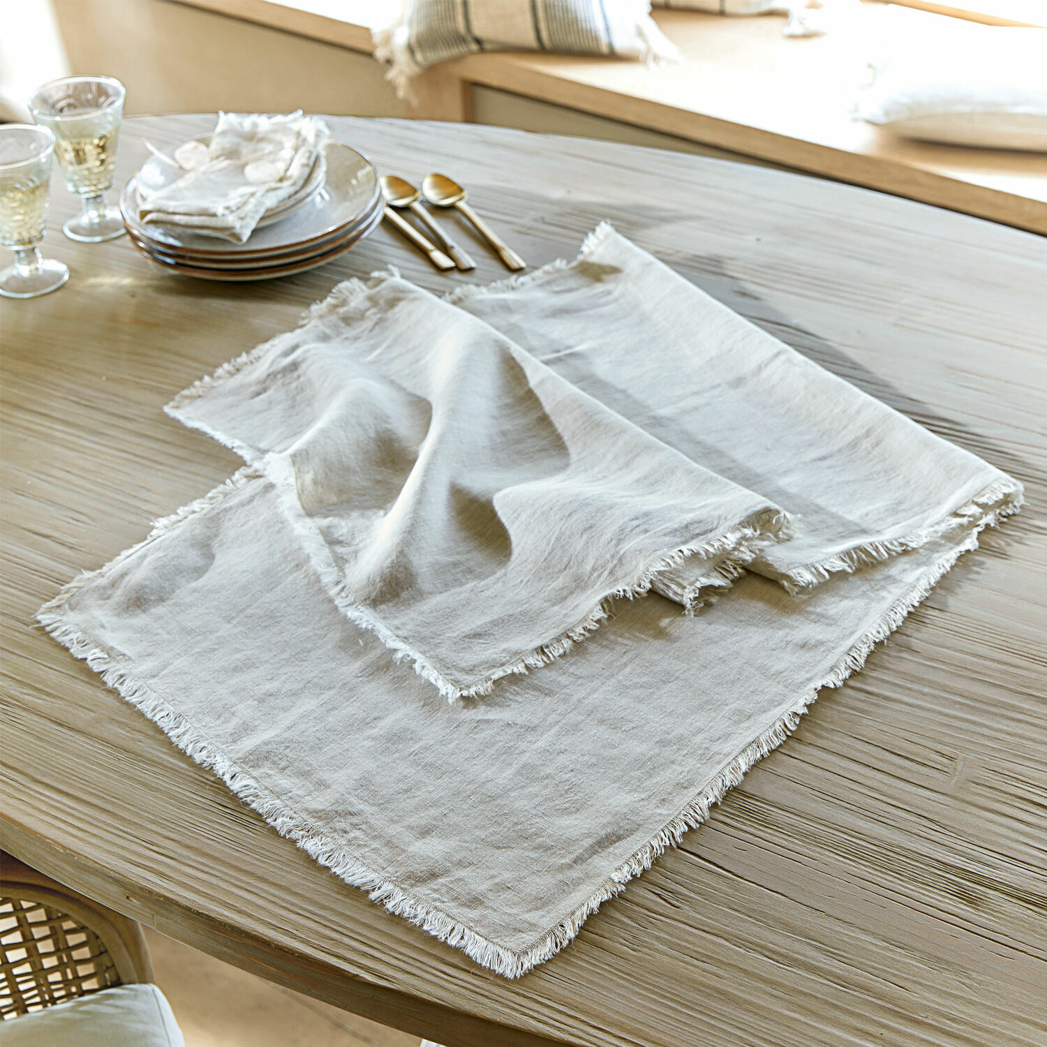 Tischläufer Topsfield Beige Leinen-Servietten mit Fransen auf Holztisch zur Dekoration im Esszimmer