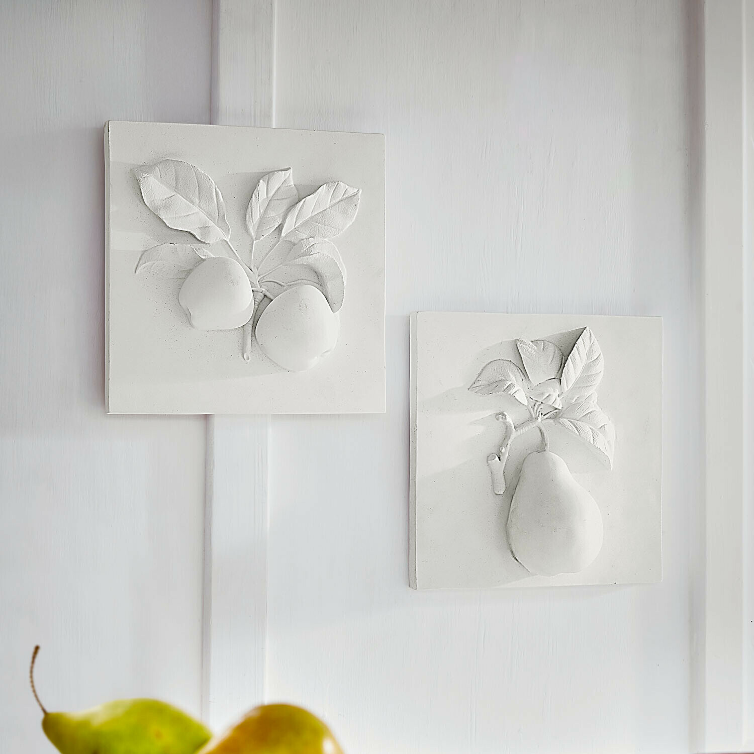 Bild 2er Set Mirabellas Weiße Keramikfliesen mit Relief von Früchten und Blättern, dekorative Wandgestaltung für Küche