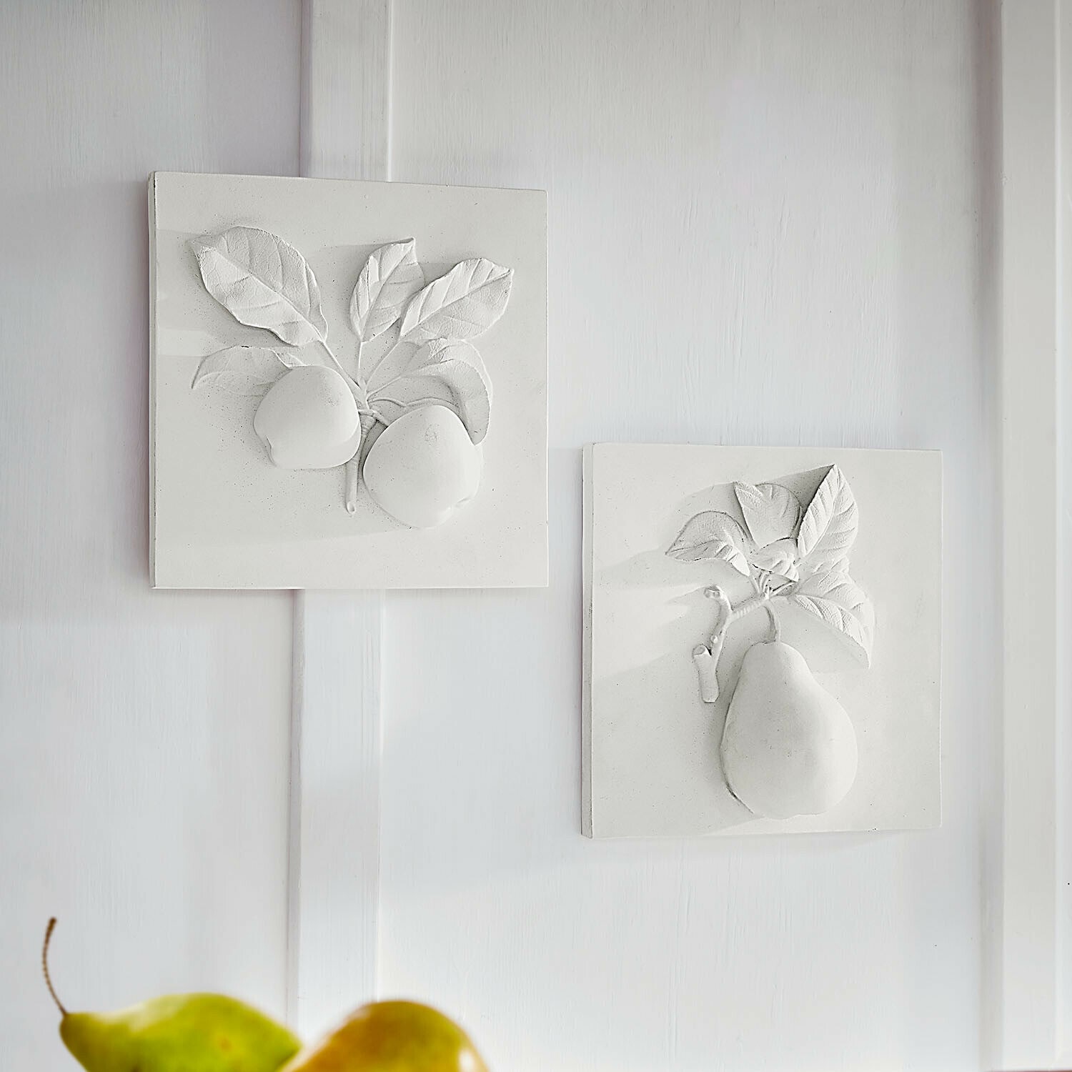 Bild 2er Set Mirabellas Weiße Keramikfliesen mit Relief von Früchten und Blättern, dekorative Wandgestaltung für Küche