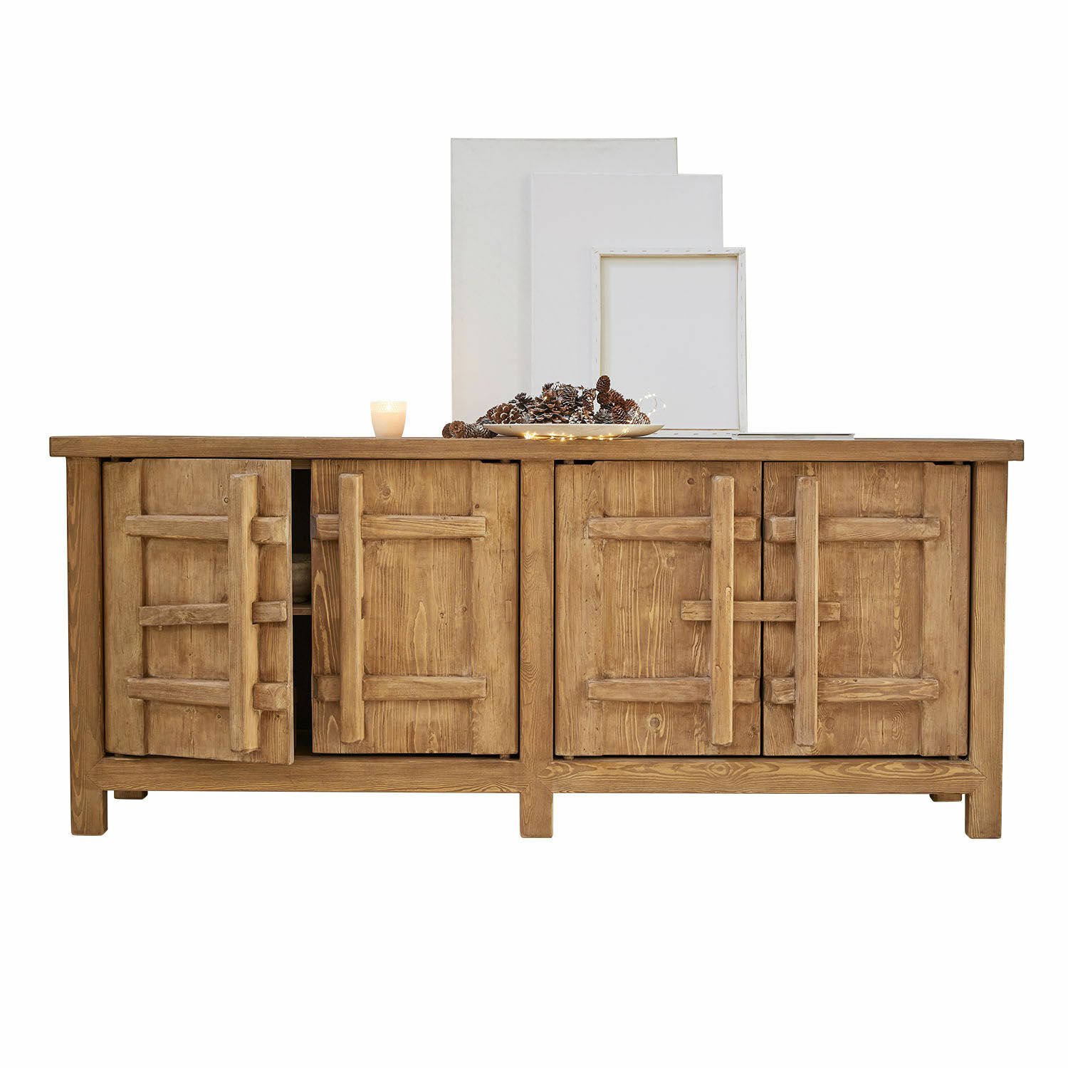 Kommode aus Naturholz mit dekorativen Türen und Zapfendekoration auf der Ablage