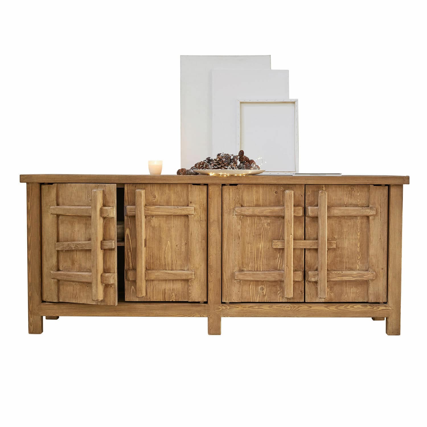 Sideboard Trésorique Kommode aus Naturholz mit dekorativen Türen und Zapfendekoration auf der Ablage