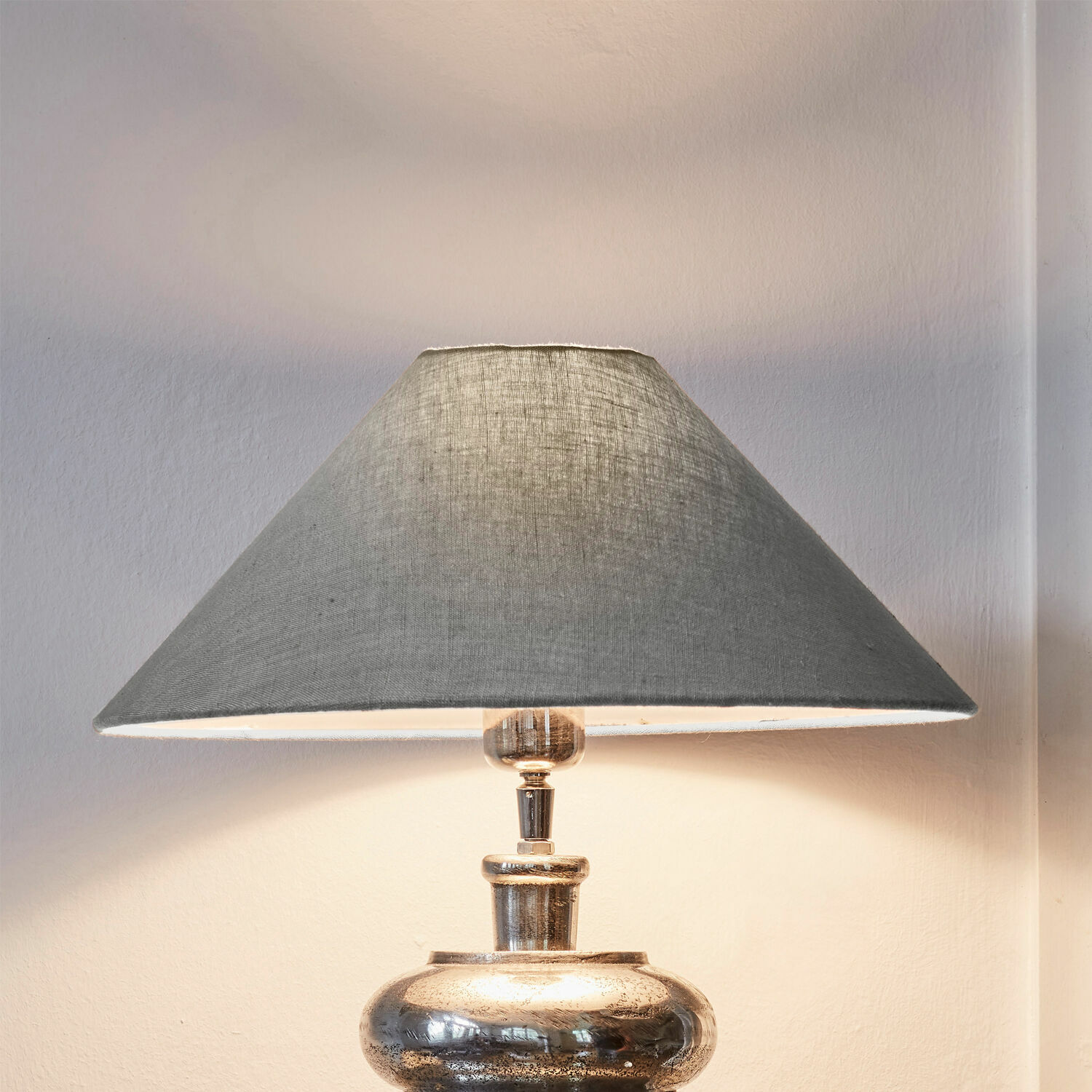 Lampenschirm Emmera Tischlampe mit Metallfuß und grauem Leinenlampenschirm für stilvolle Wohnraumbeleuchtung