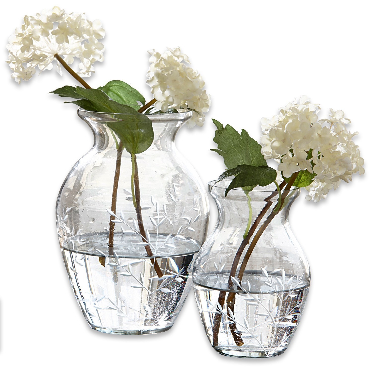 Vase 2er Set Paimpont Zwei transparente Glasvasen mit graviertem Muster und weißen Dekoblumen im Inneren