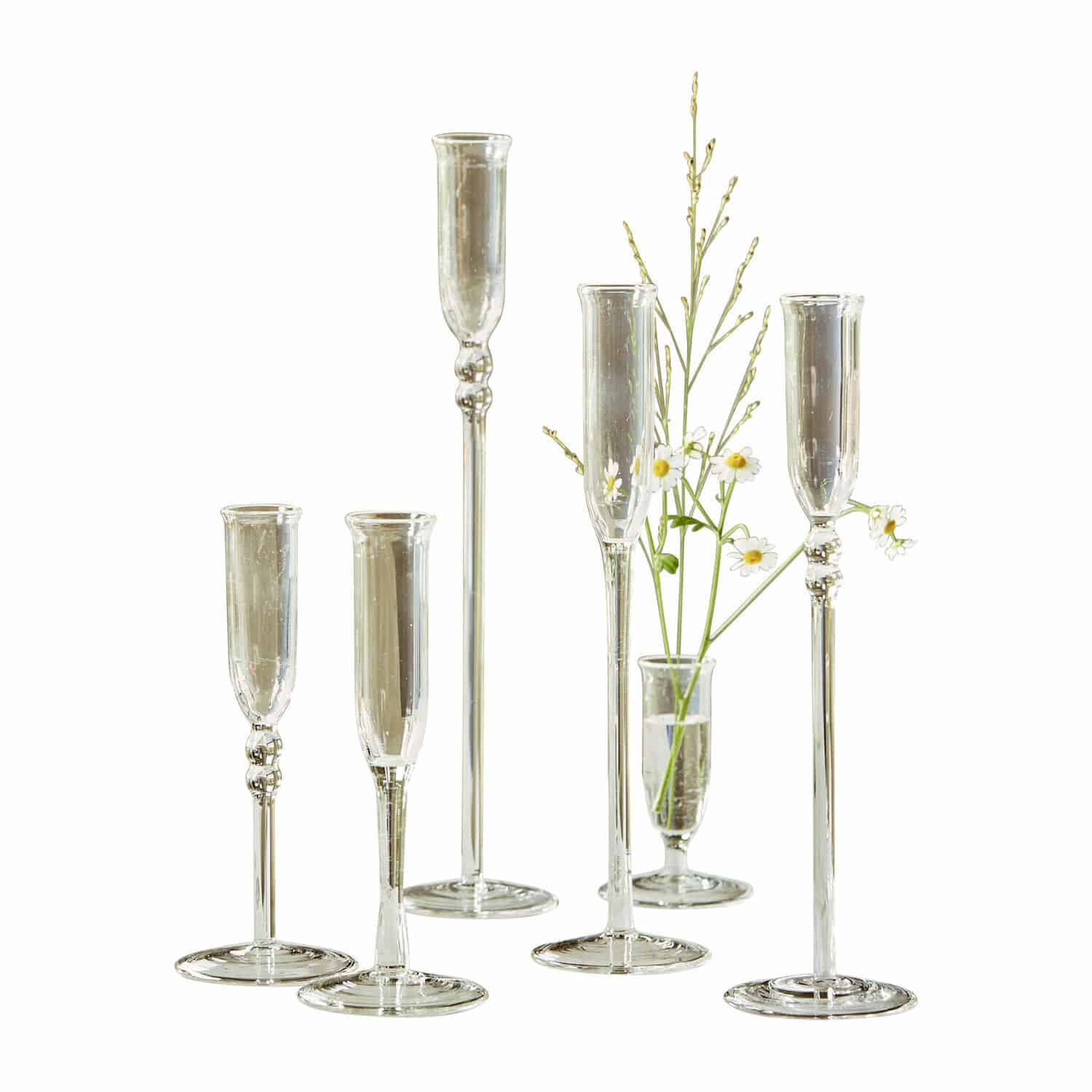 Sechsteiliges Set aus transparenten Glas-Kerzenhaltern in verschiedenen Höhen mit Blumen