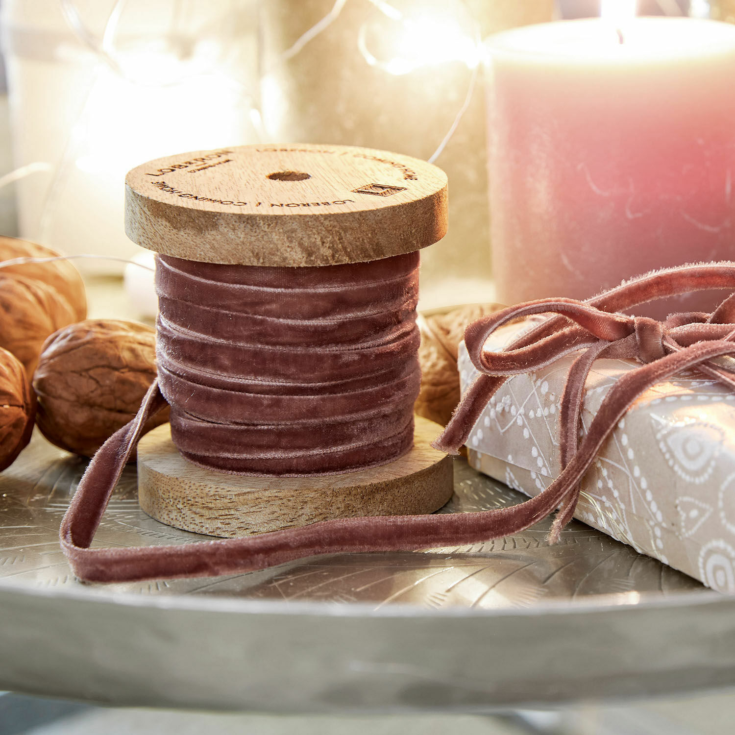 Samtband Olessa Rosa Samtband auf Holzspule zum Dekorieren von Geschenken und Bastelarbeiten