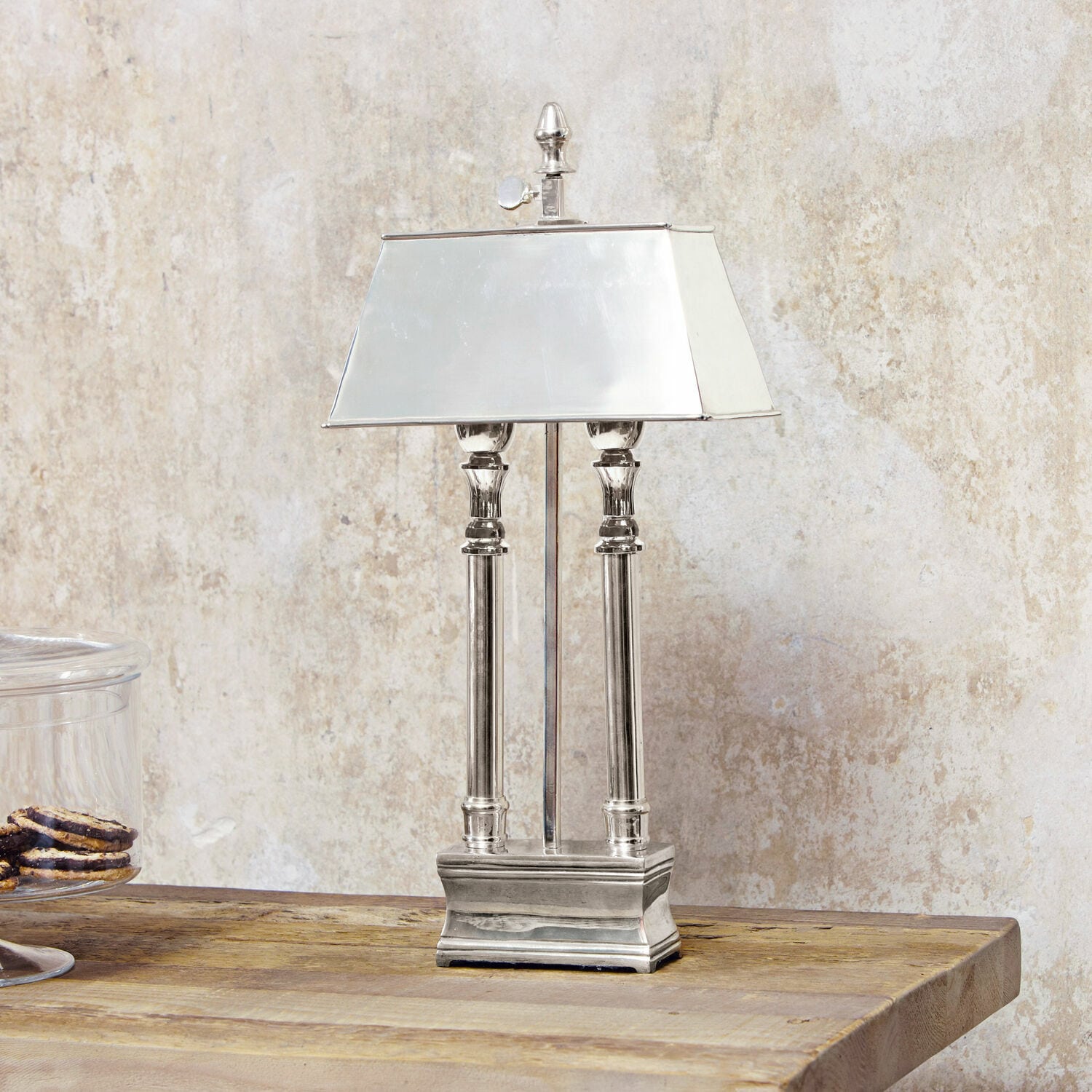 Tischlampe Pantin Elegante silberne Tischlampe aus Metall mit rechteckigem Schirm auf Holztisch
