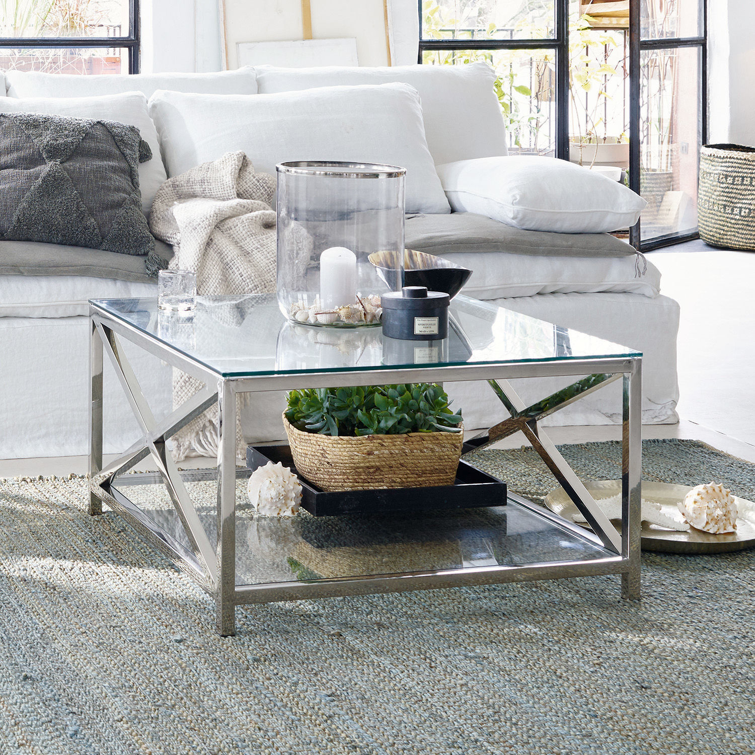 Quadratischer Couchtisch aus Glas und silbernem Metall auf Teppich im Wohnzimmer