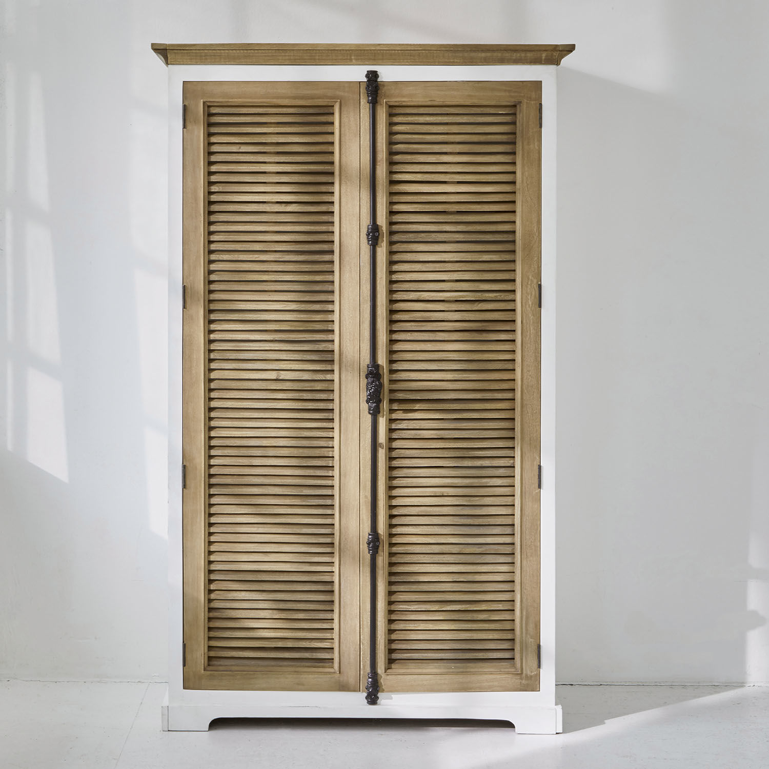 Schrank Comtois Holzschrank mit weißem Rahmen und naturfarbenen Lamellentüren, Vintage-Aufbewahrungsmöbel