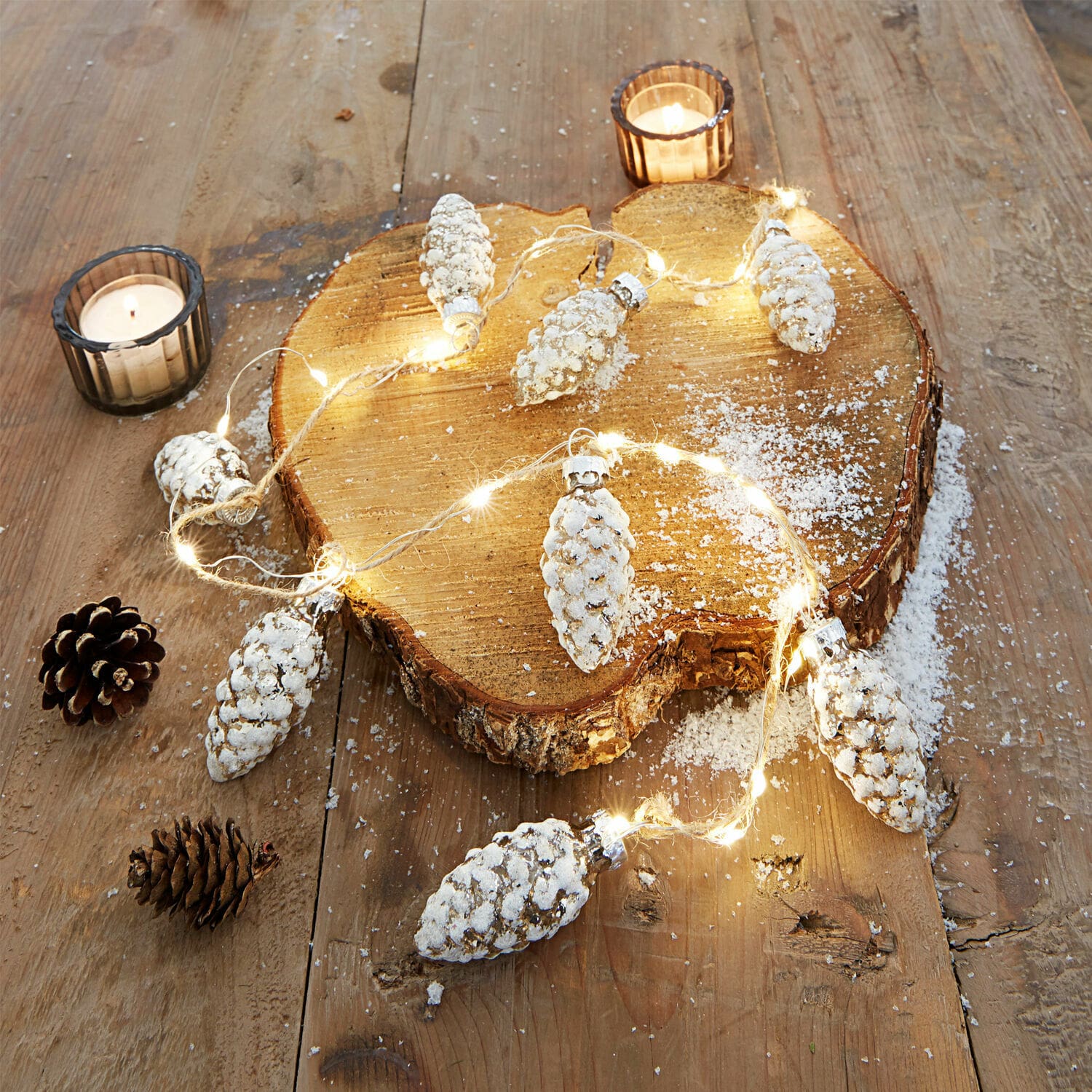Lichterkette Mandelia Lichterkette mit weißen Schneeschuppen in Zapfenform auf Holzscheibe, festliche Weihnachtsdekoration