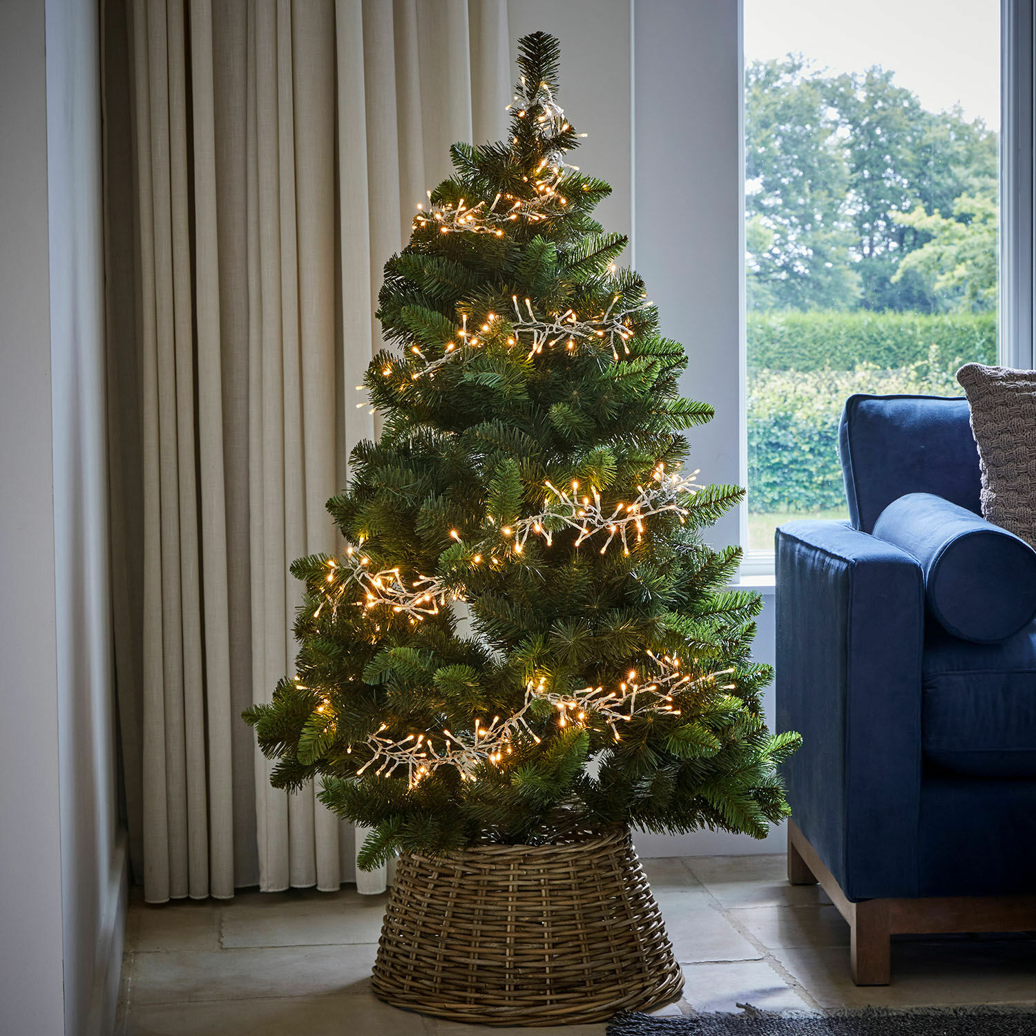 Weihnachtsbaum Svalberg Künstlicher Weihnachtsbaum im Korb mit warmweißer LED-Lichterkette für festliche Dekoration