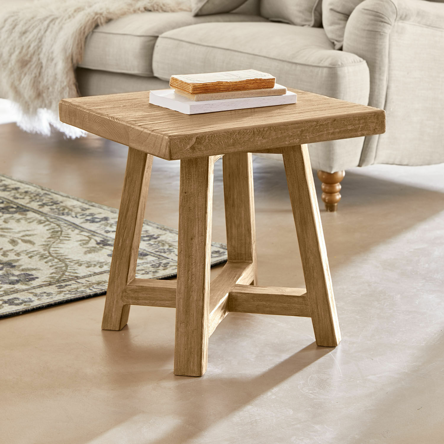 Beistelltisch Eldonbury Quadratischer Couchtisch aus hellem Holz vor beigem Sofa und gemustertem Teppich