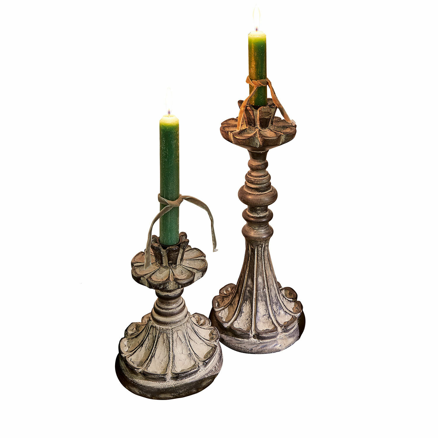 Kerzenhalter 2er Set Tocantins Set aus zwei dekorativen Kerzenhaltern aus Holz in antikbraun mit grünen Kerzen